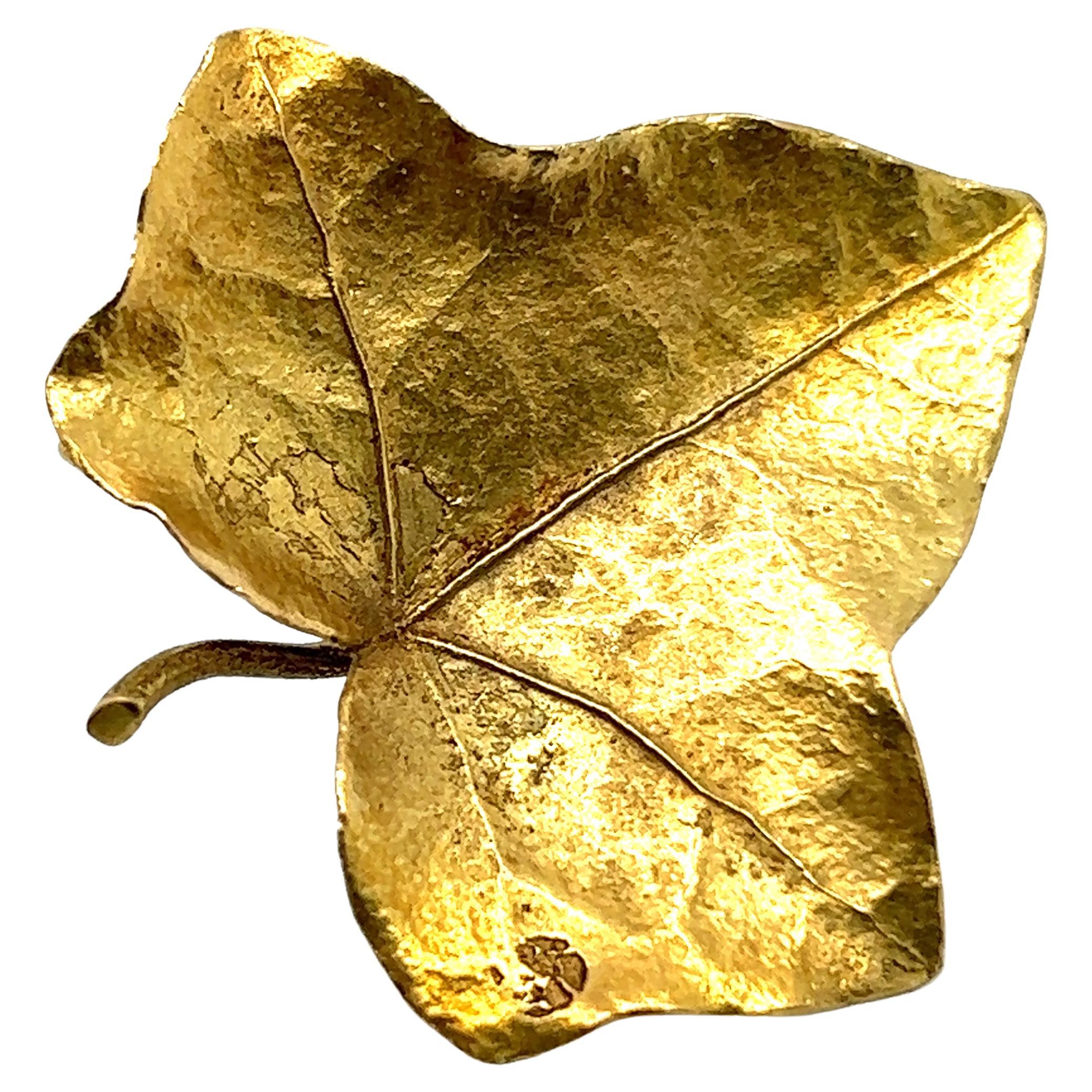 Broche feuille en or jaune 18 carats de Bucherer  en vente