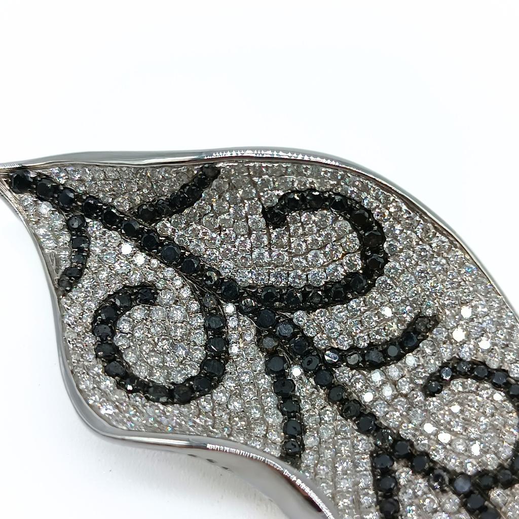 Brilliant Cut Leaf Brooch in White Gold with Diamonds For Sale