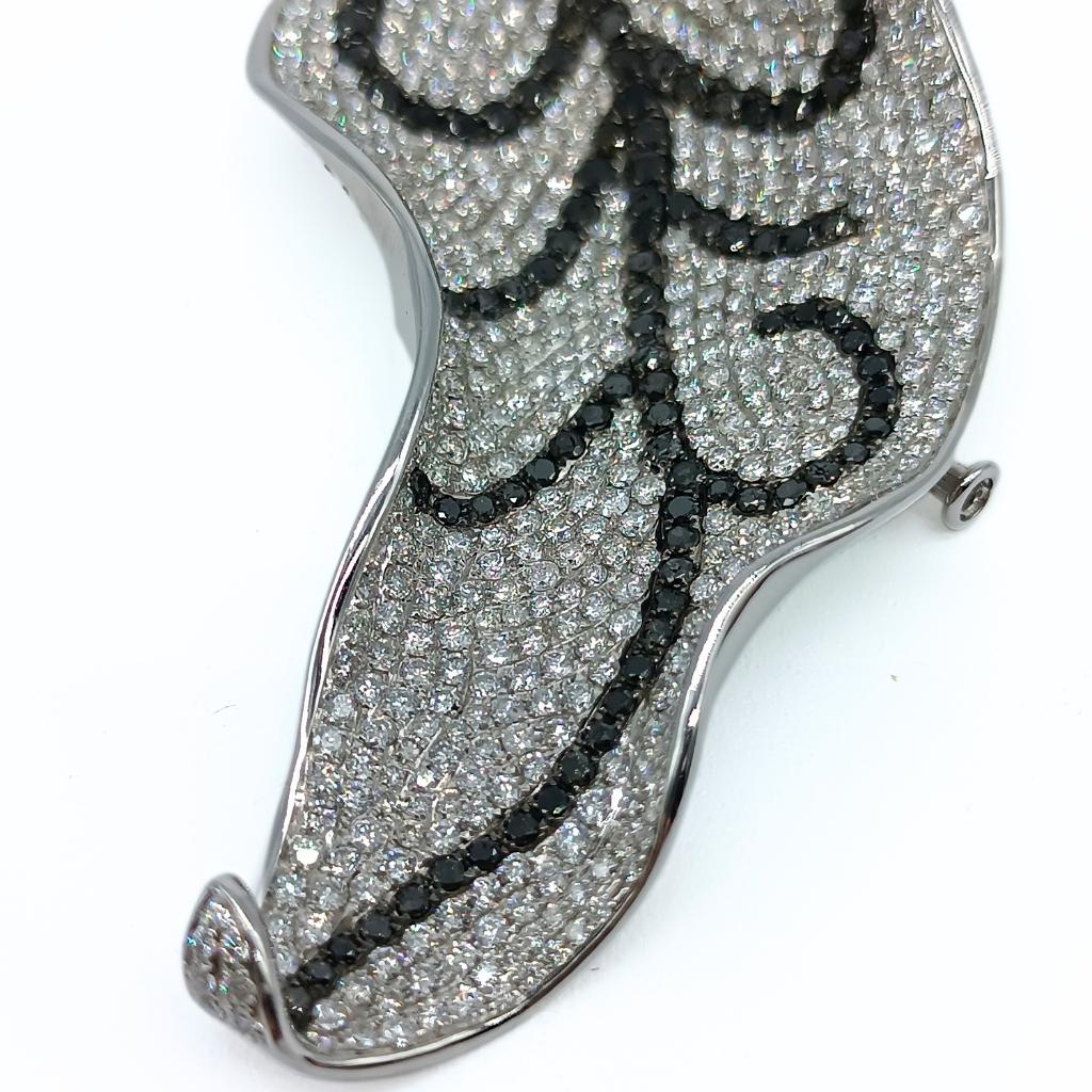 Leaf Brooch in White Gold with Diamonds In New Condition For Sale In BILBAO, ES