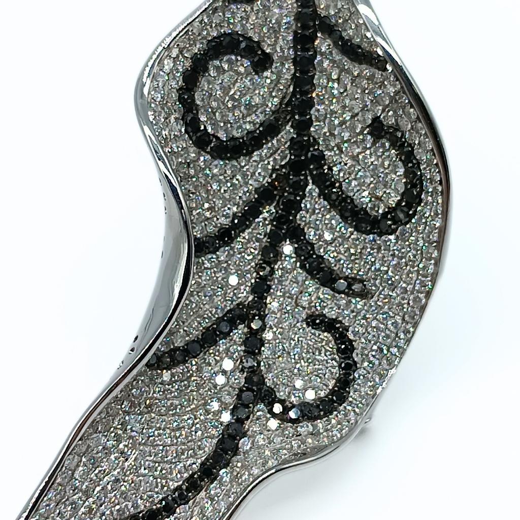 Leaf Brooch in White Gold with Diamonds For Sale 1