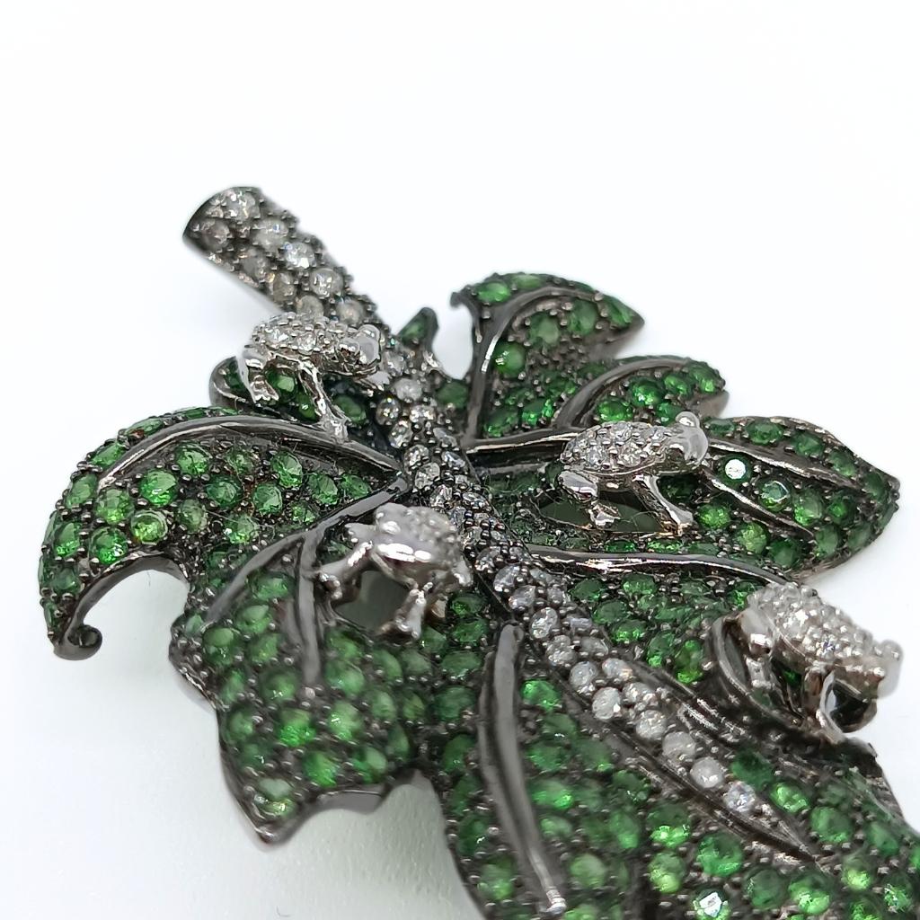Leaf Brooch With Gold, Black Rhodium
Leaf with 226 Round-cut Tsavorites 
Four Frogs with 7 Diamonds each one in brilliant-cut
Stem with 59 Diamonds in brilliant-cut
18k Gold 16.20gr
87 Diamonds 0.96k
226 Tsavorites 5.07k