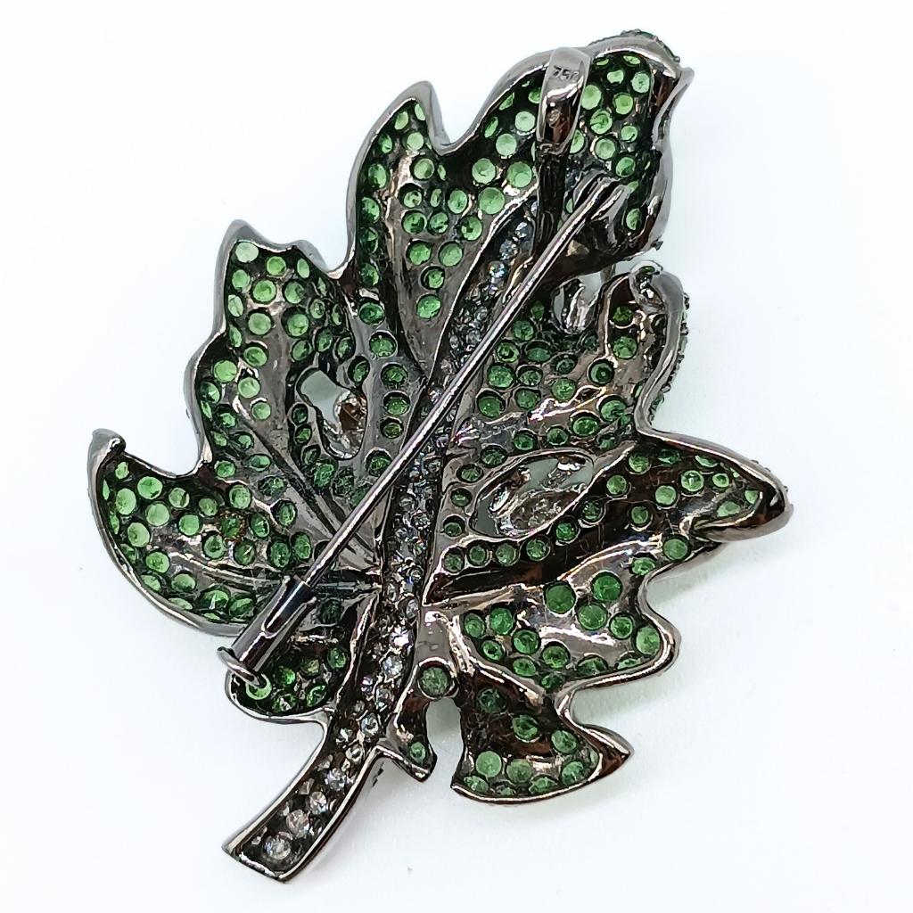 Brilliant Cut Leaf Brooch with Frogs in White Gold, Diamonds and Tsavorites For Sale
