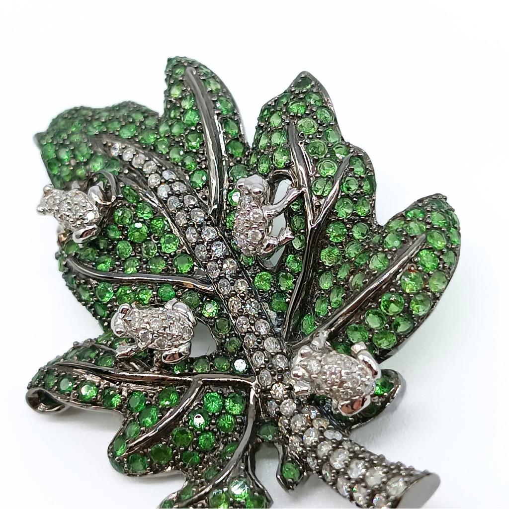 Leaf Brooch with Frogs in White Gold, Diamonds and Tsavorites In New Condition For Sale In BILBAO, ES