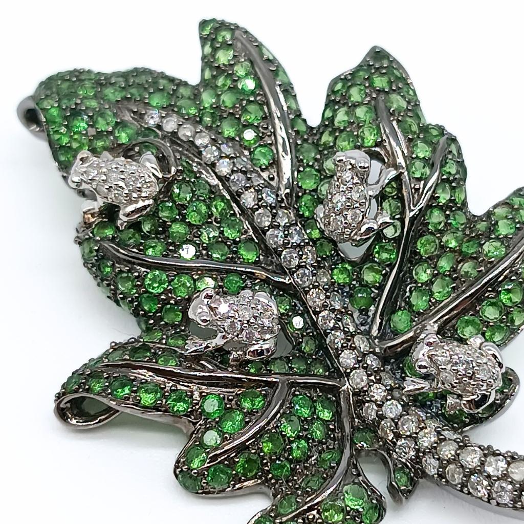 Women's or Men's Leaf Brooch with Frogs in White Gold, Diamonds and Tsavorites For Sale