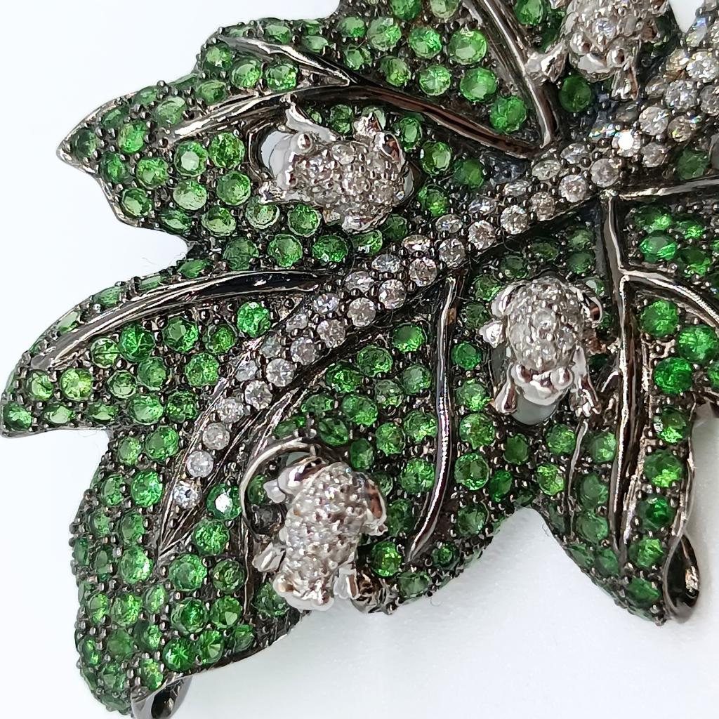 Leaf Brooch with Frogs in White Gold, Diamonds and Tsavorites For Sale 1