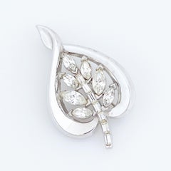 Broche en forme de feuille avec marines et baguettes d'Alfred Philippe pour Crown Trifari