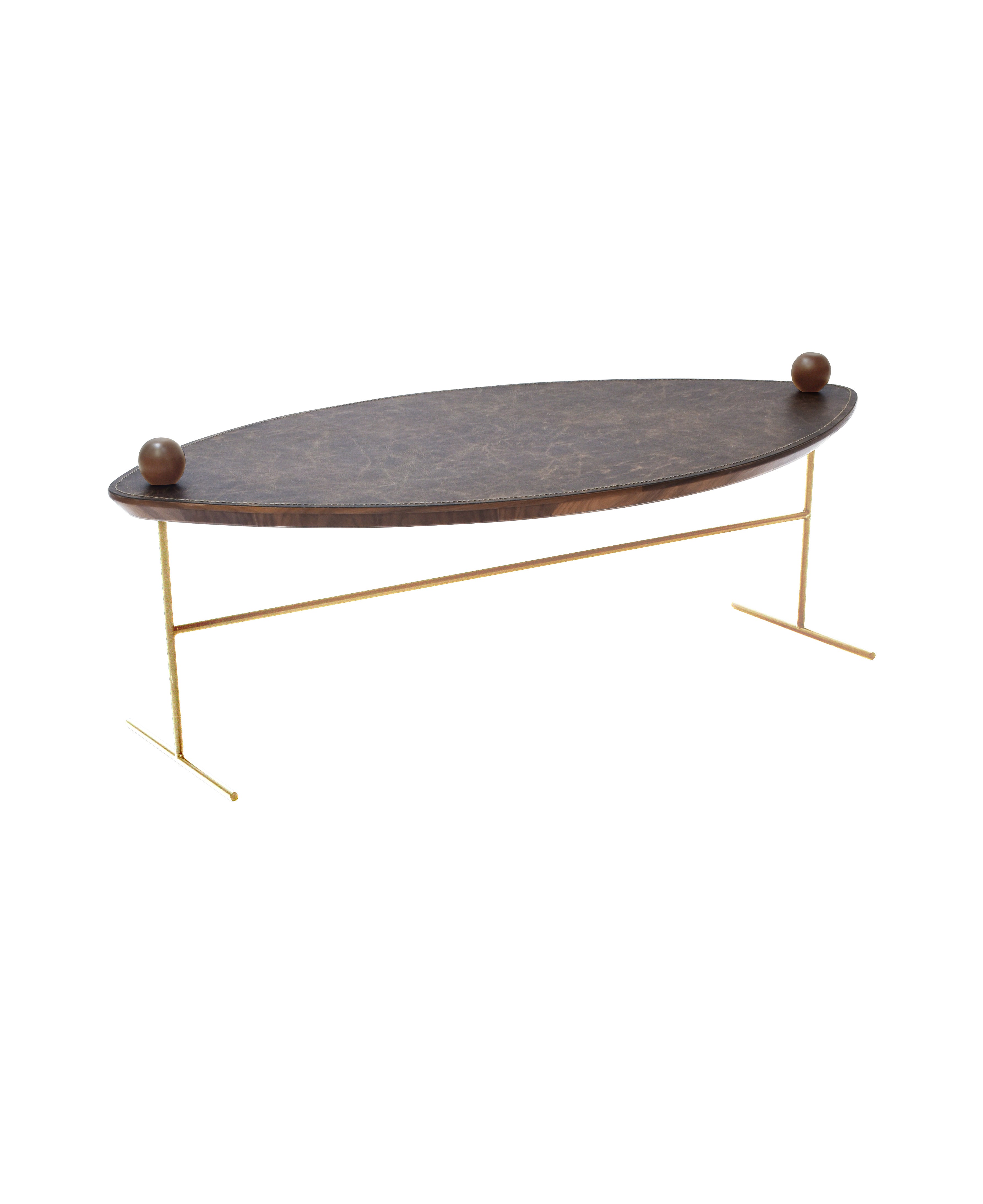 Der Leaf Couchtisch/Mitteltisch hat eine Struktur aus Kohlenstoffstahl mit Goldlackierung oder schwarzer/Mattlackierung. (Das Metallic-Finish kann auch individuell gestaltet werden, fragen Sie nach zusätzlichen Informationen)
Die Platte besteht aus