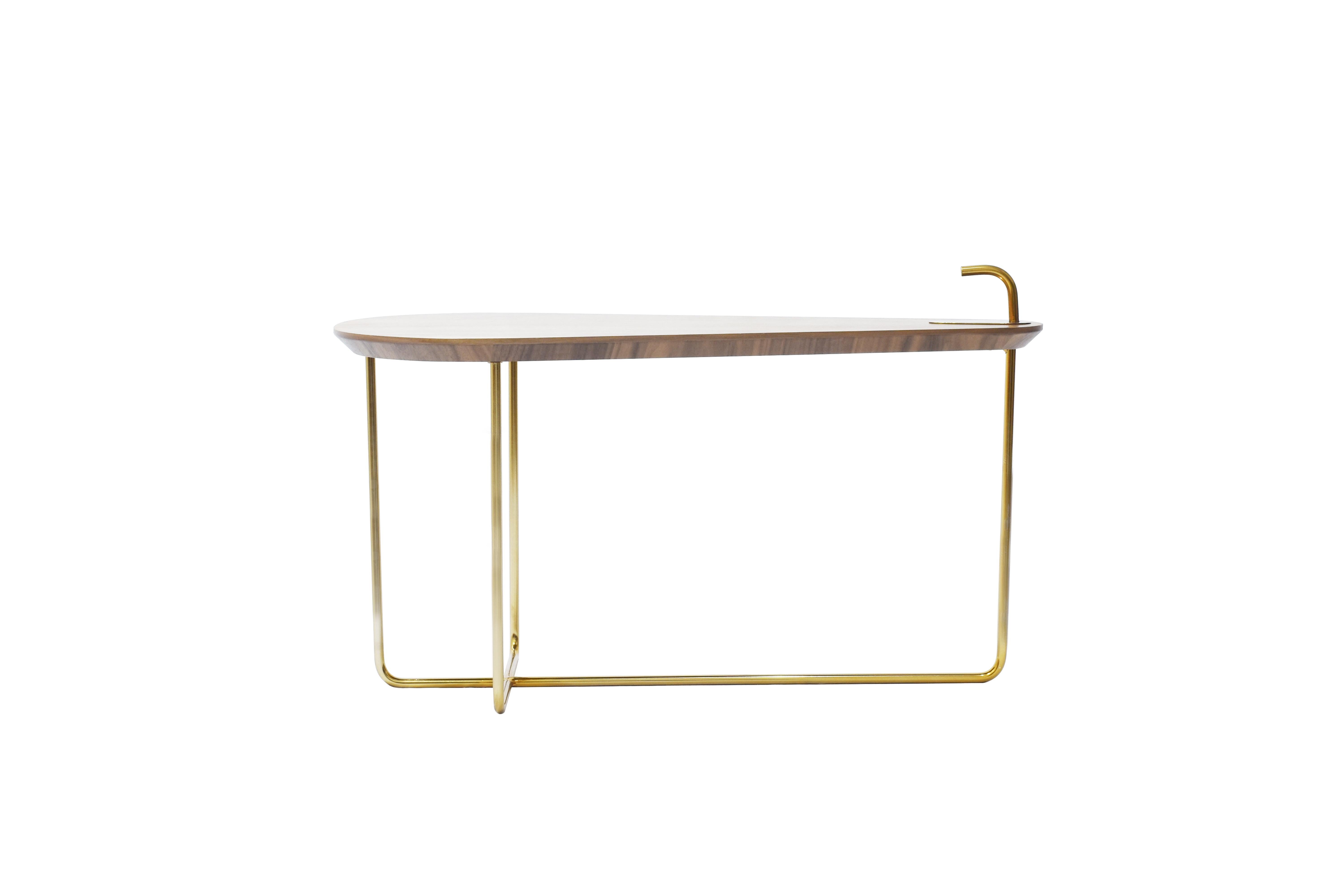 The Leaf coffee/ center table has a carbon steel structure with gold varnish painting or black/matte painting option. (The metallic finish can also be customized, ask for additional information)
The top is made in 25mm MDF with natural wood walnut