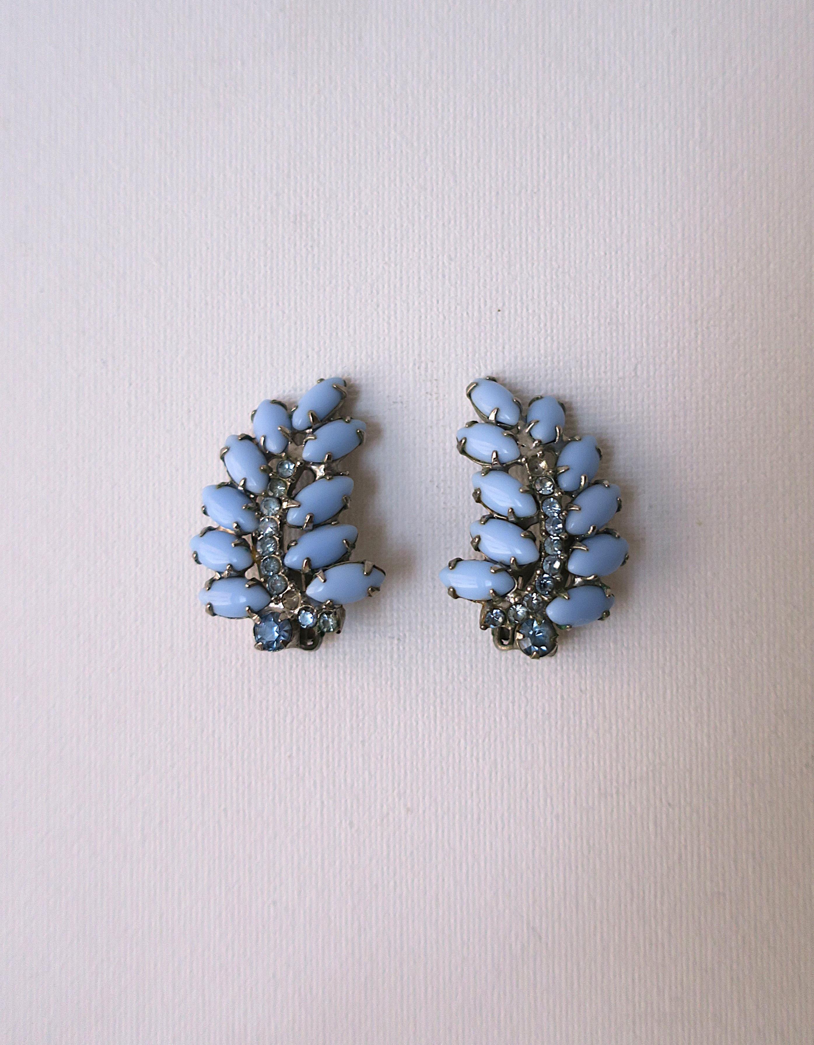 Un bellissimo paio di orecchini a clip vintage in vetro opaco blu pervinca e strass con design a foglia, circa metà del XX secolo o prima. Questa tonalità di blu pervinca ricorda quella della pietra calcedonio. Gli orecchini sono una combinazione di