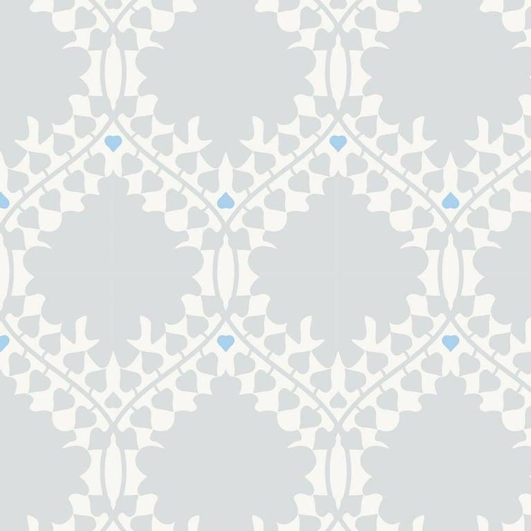Blattblattdamast-Design-Tapete in Schnee 'Grau, Blau und Weichweiß' (Moderne) im Angebot