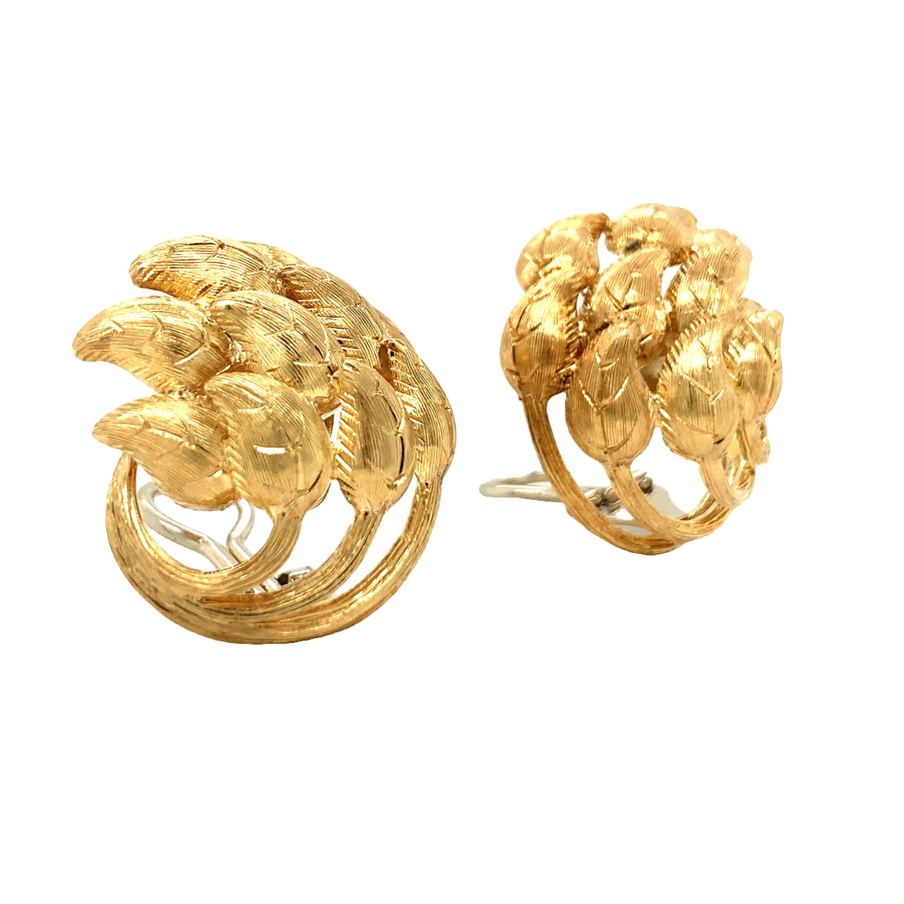 One pair of leaf motif 18K yellow gold earrings with a textured finish and a bundle of leaves design. With posts and backs, Italian hallmarks. Circa 1960s.

Elaborate, sleek, divine.

Metal: 18K yellow gold
Circa: 1960s
Stamp/Hallmark: 750, Italian
