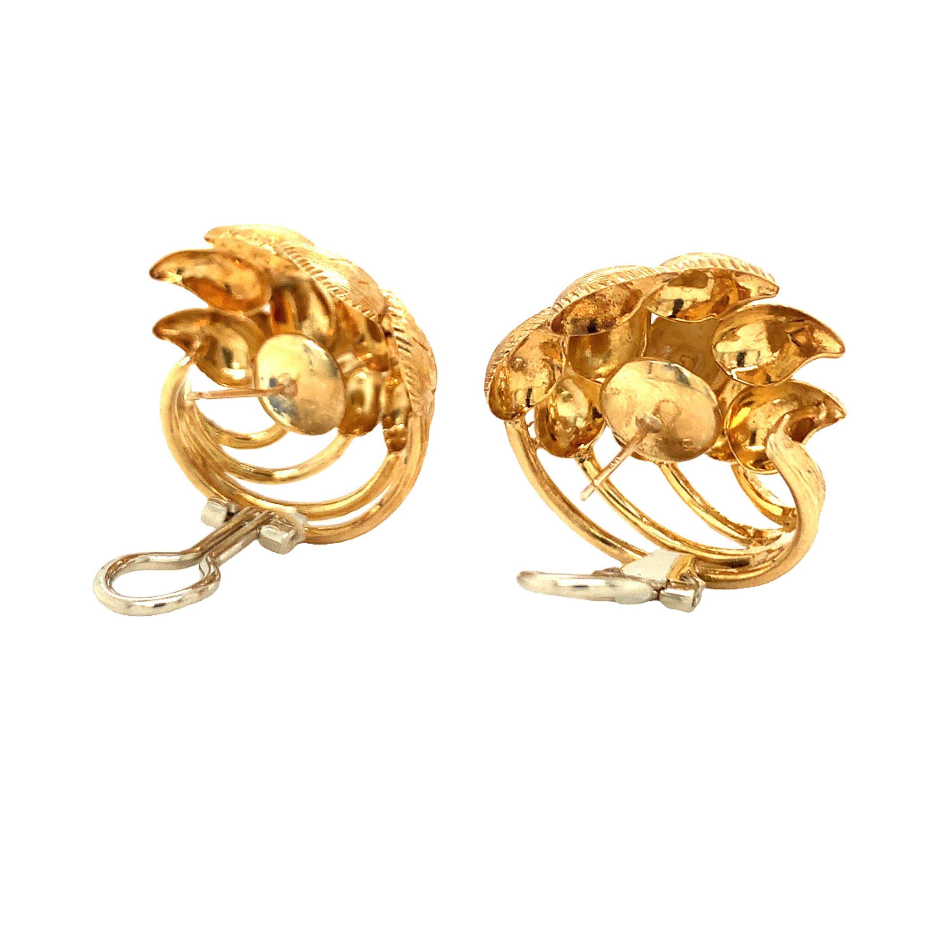 Boucles d'oreilles en or jaune 18K avec design en forme de feuille Bon état - En vente à Beverly Hills, CA