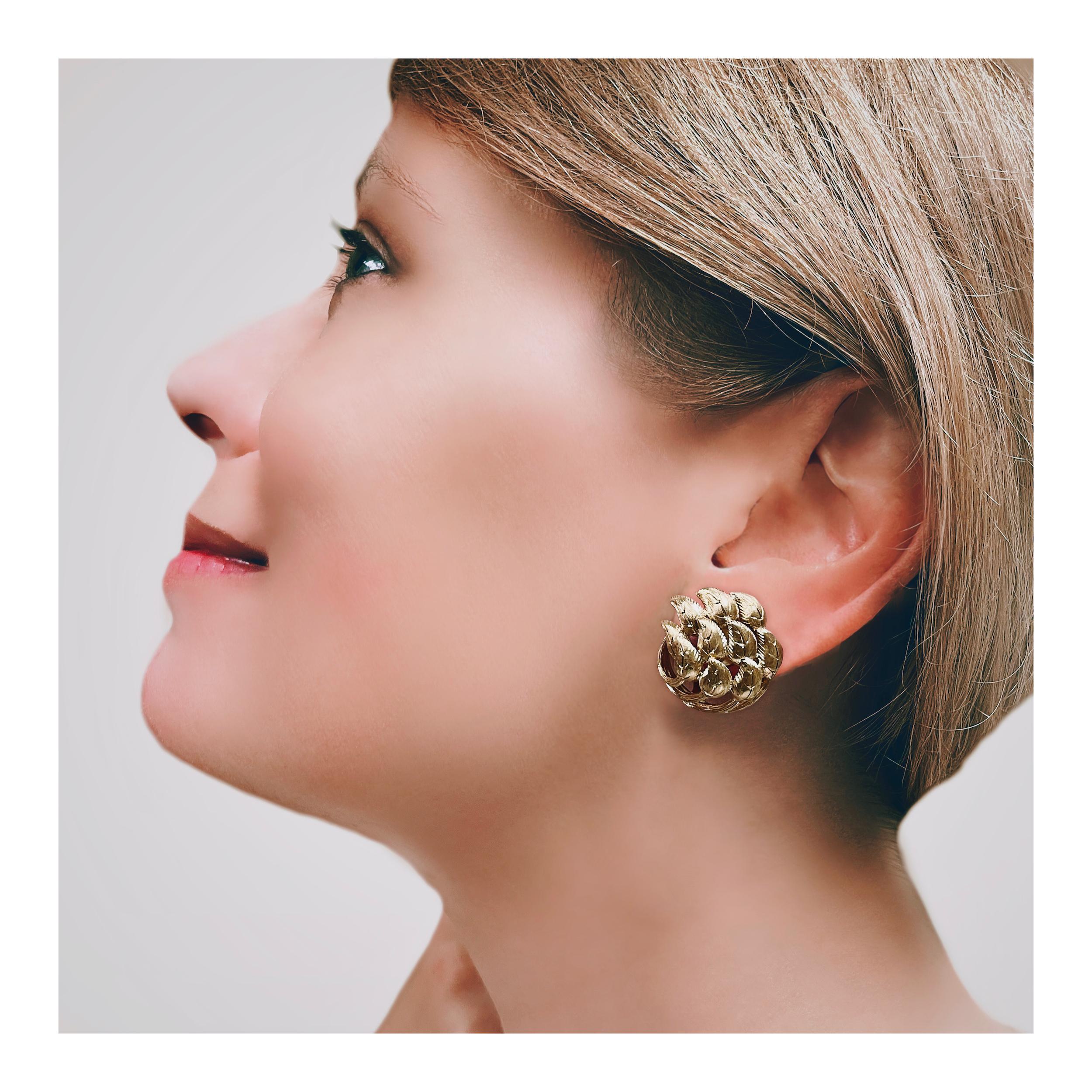 Boucles d'oreilles en or jaune 18K avec design en forme de feuille en vente 1