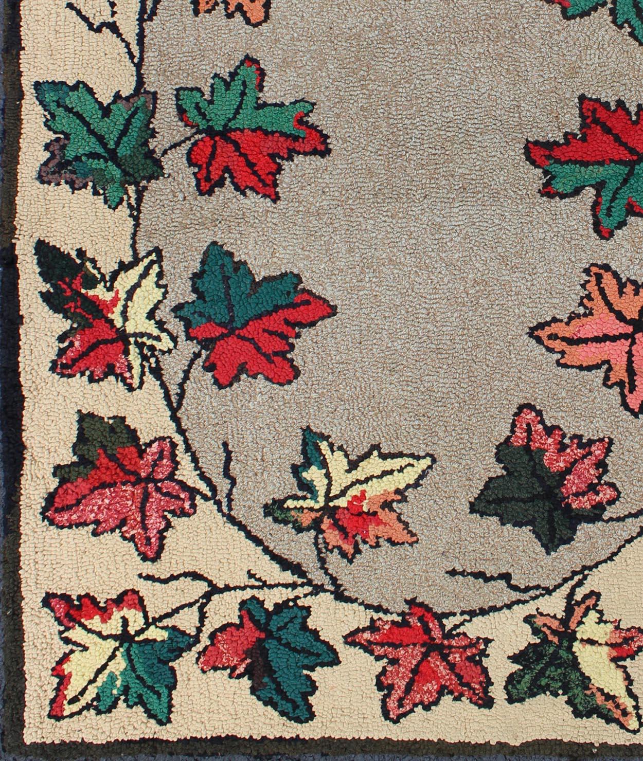 Colonial américain Tapis américain à capuche à motif de feuilles aux contours rouges, verts et anthracites en vente