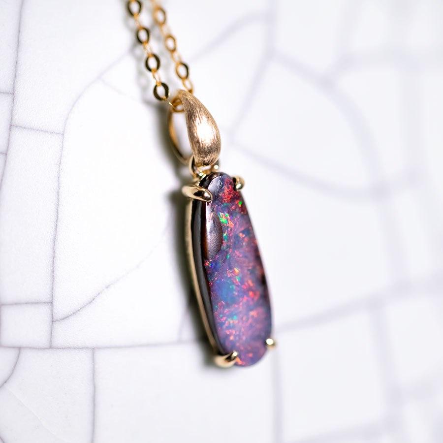 Collier en or jaune 18 carats avec pendentif en opale de Boulder australienne Leaf Design.

Expédition nationale gratuite par USPS First Class ! Sac ou boîte cadeau gratuit avec chaque commande !

L'opale, la reine des pierres précieuses, est l'une