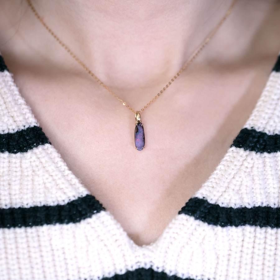 Arts and Crafts Collier d'opale de roche australienne Leaf Design/One en or jaune 18K en vente
