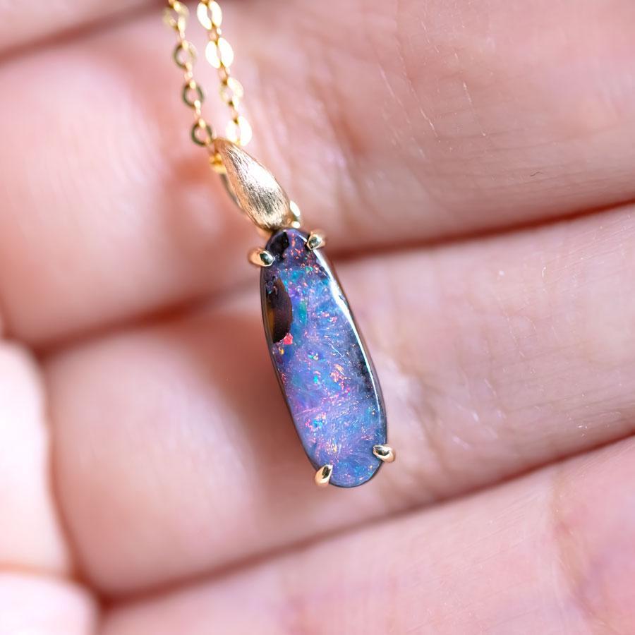 Taille brillant Collier d'opale de roche australienne Leaf Design/One en or jaune 18K en vente