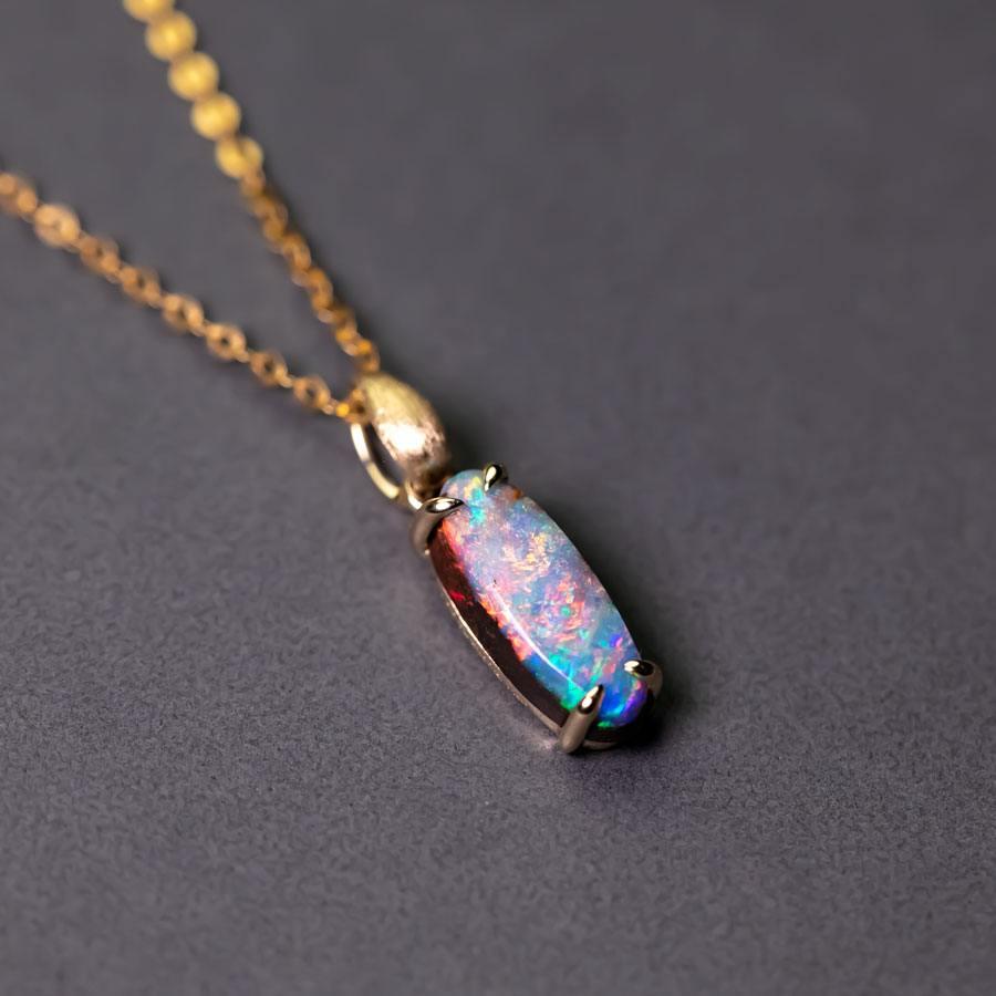 Ciondolo per collana con opale Boulder australiano dal design a foglia in oro giallo 14 carati. 

Spedizione nazionale gratuita USPS di prima classe! Borsa o scatola regalo in omaggio con ogni ordine!

L'opale, la regina delle gemme, è una delle