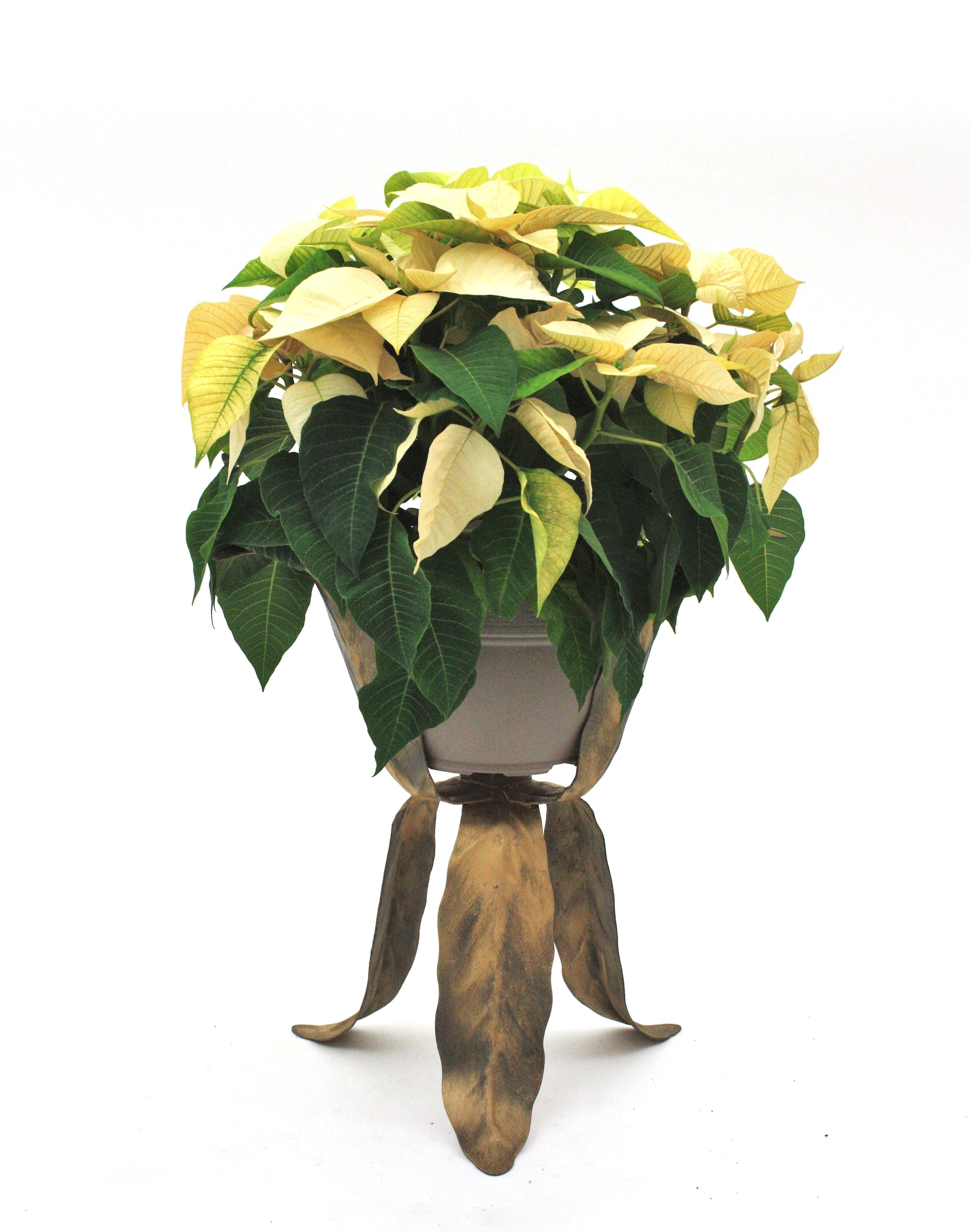 Leaf Design/One Tripod Plant Stand en métal patiné doré en vente 5