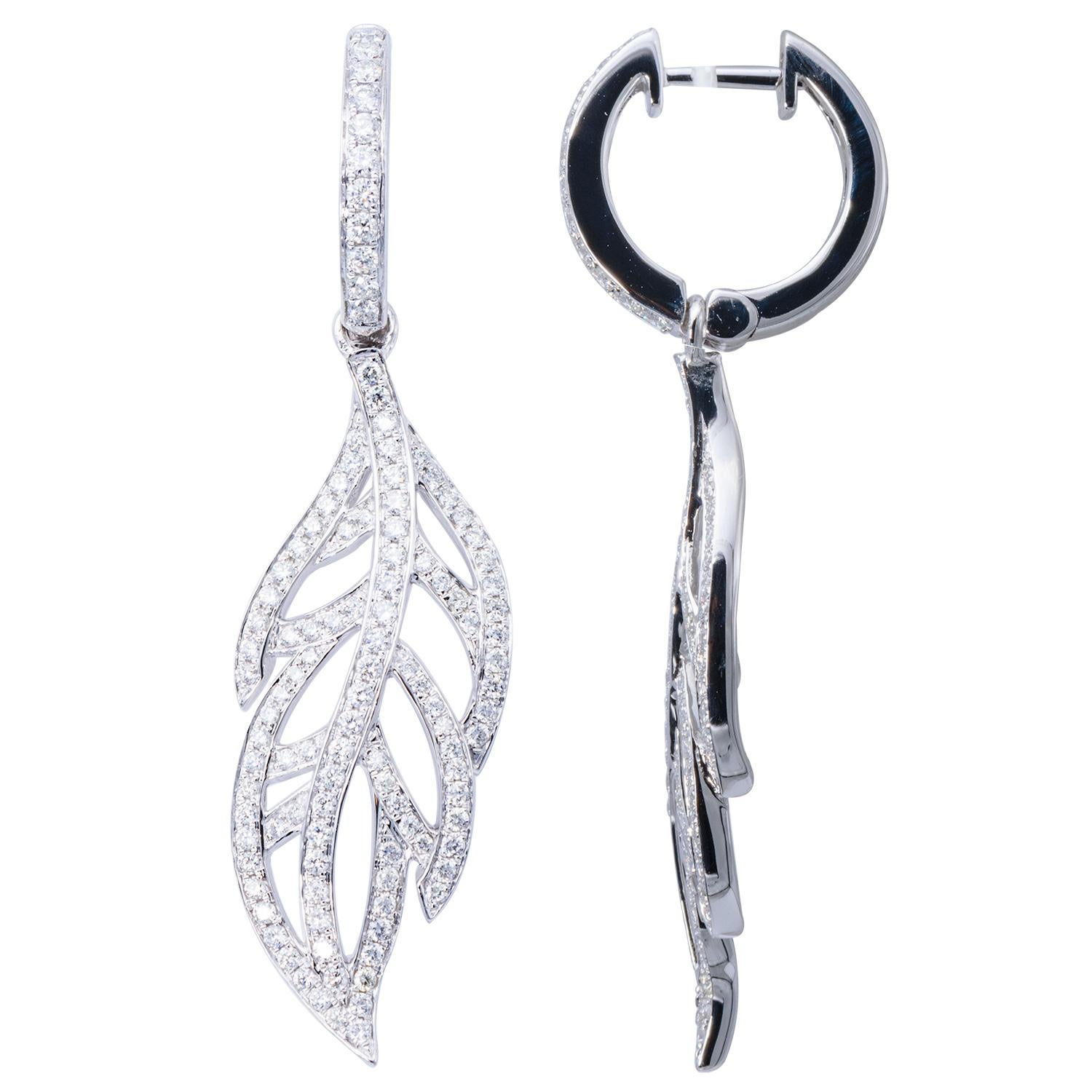 Parfaites pour l'automne ou toute l'année, ces boucles d'oreilles pendantes en forme de feuilles sont un accessoire unique et magnifique. Ces magnifiques feuilles sont composées de 226 diamants de couleur VS2, G, sertis de manière experte dans 7,7