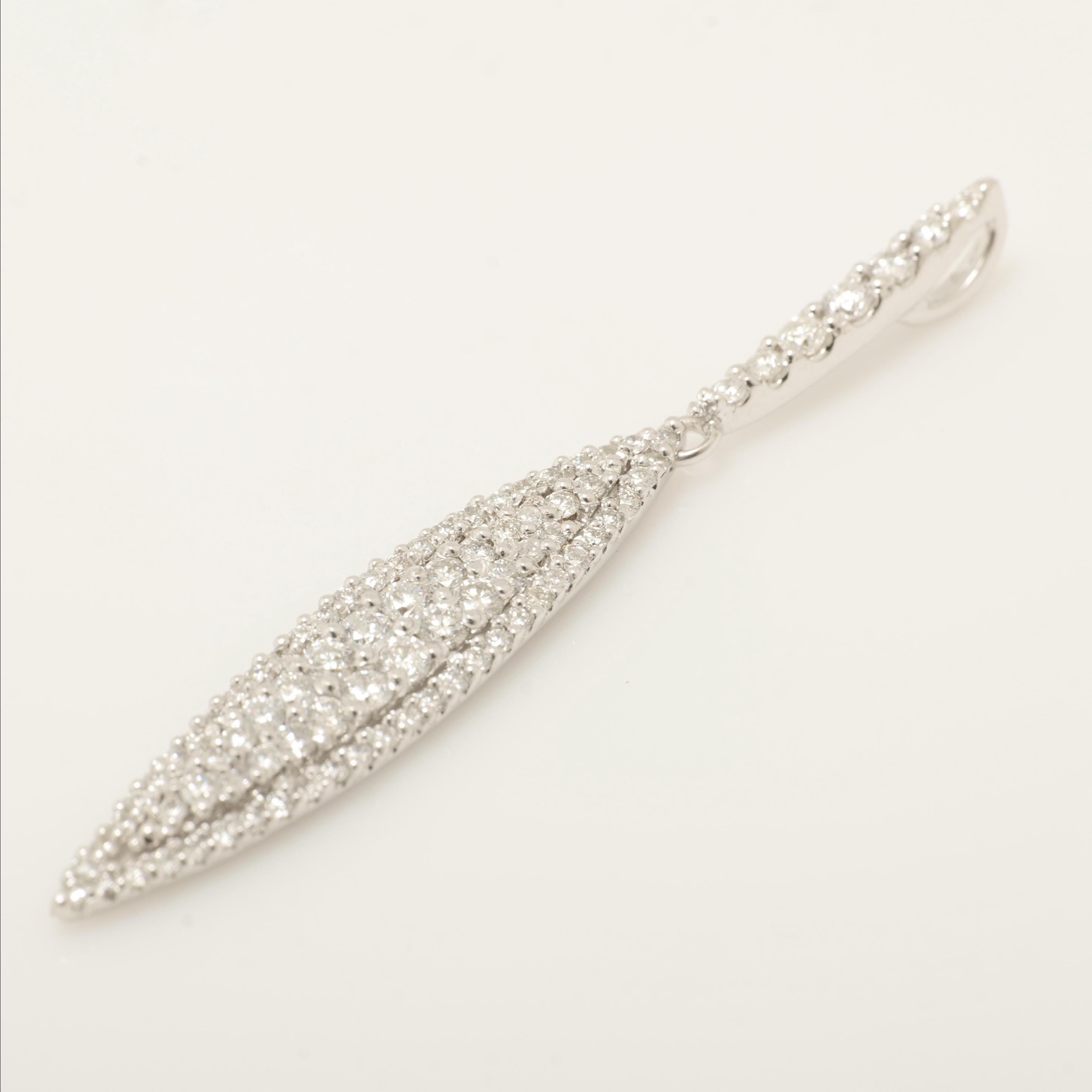 Collana con ciondolo Leaf Diamond Halo in oro massiccio 14K (certificato) In condizioni Nuovo in vendita a New Delhi, DL
