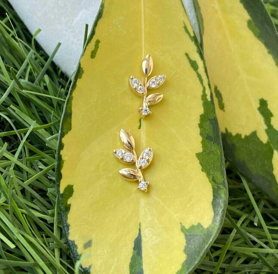 Leaf Earrings 14K Solid Gold Minimalist Stud Earrings pair In New Condition For Sale In Chicago, IL