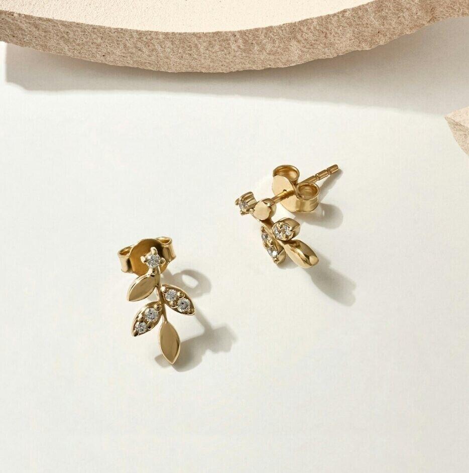 Leaf Earrings 14K Solid Gold Minimalist Stud Earrings pair For Sale 3