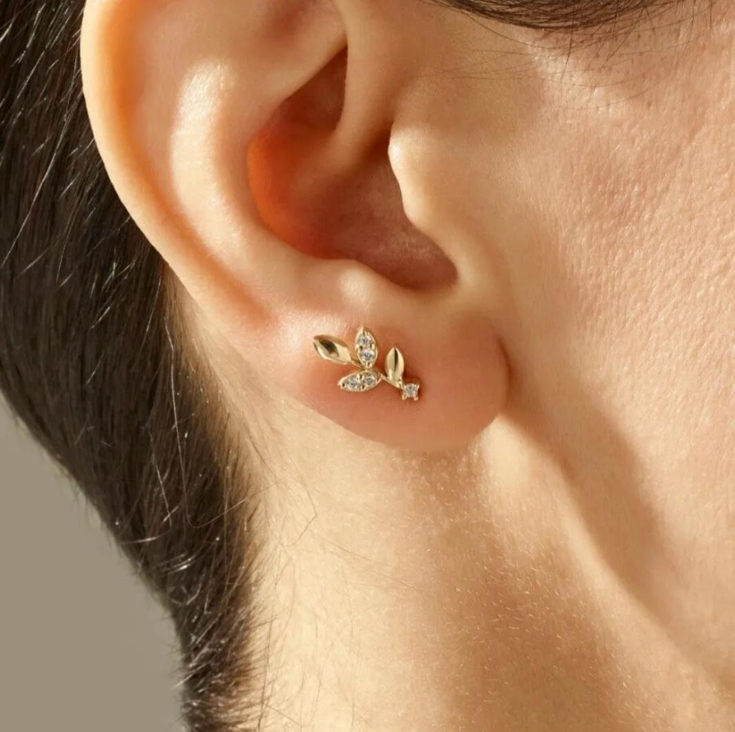 Orecchini a foglia in oro massiccio 14K Orecchini a perno con diamante 1 paio. in vendita 4