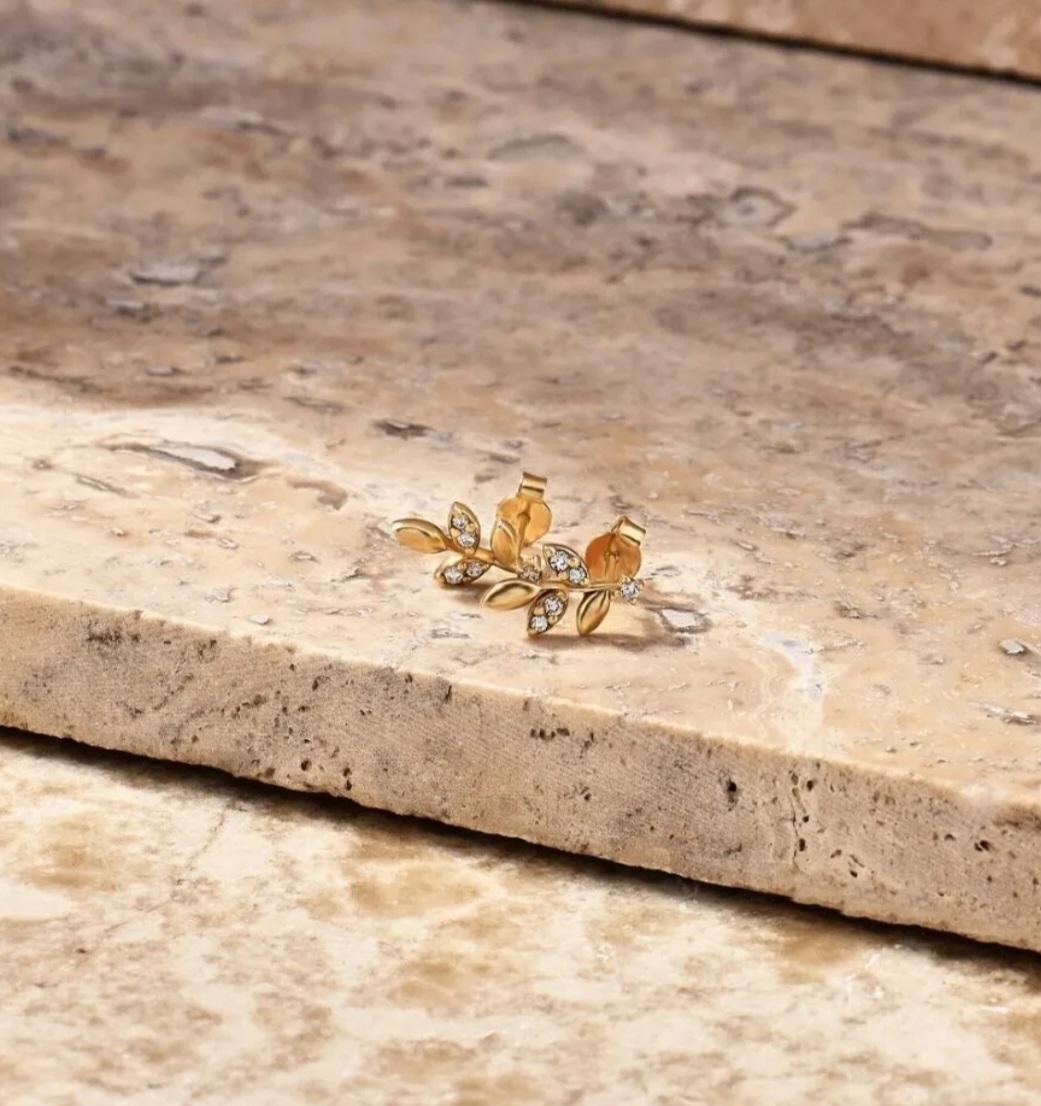 Art Déco Orecchini a foglia in oro massiccio 14K Orecchini a perno con diamante 1 paio. in vendita