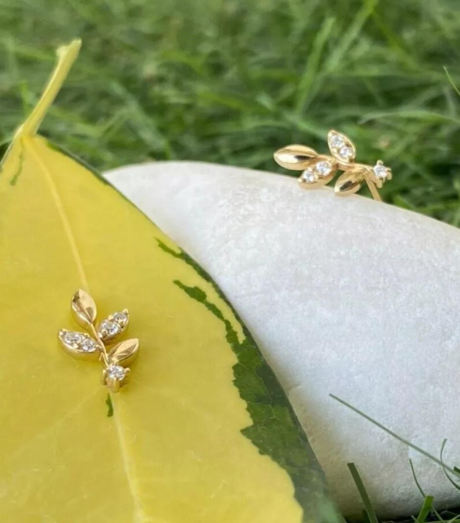 Taglio rotondo Orecchini a foglia in oro massiccio 14K Orecchini a perno con diamante 1 paio. in vendita