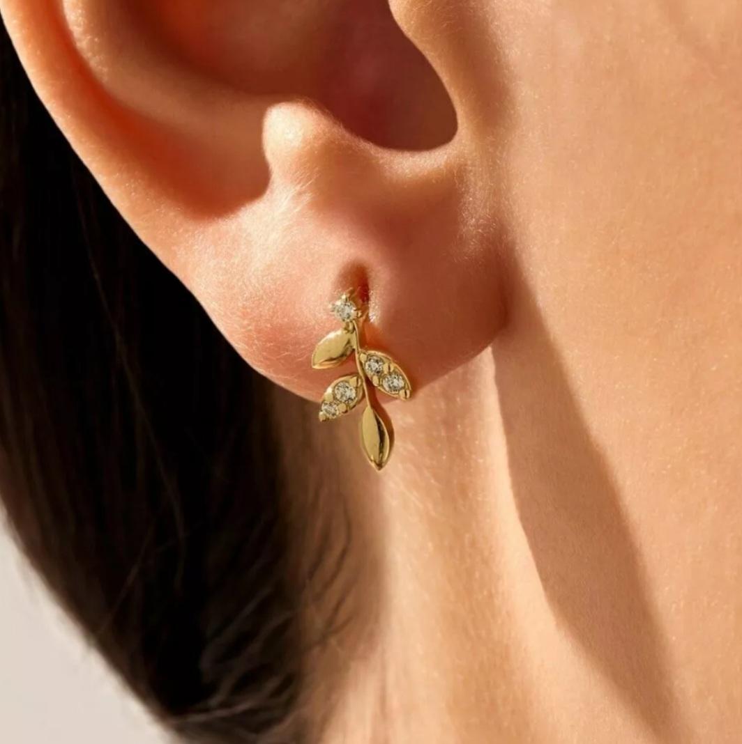 Orecchini a foglia in oro massiccio 14K Orecchini a perno con diamante 1 paio. In condizioni Nuovo in vendita a Chicago, IL