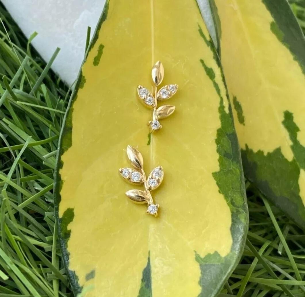 da uomo o donna Orecchini a foglia in oro massiccio 14K Orecchini a perno con diamante 1 paio. in vendita