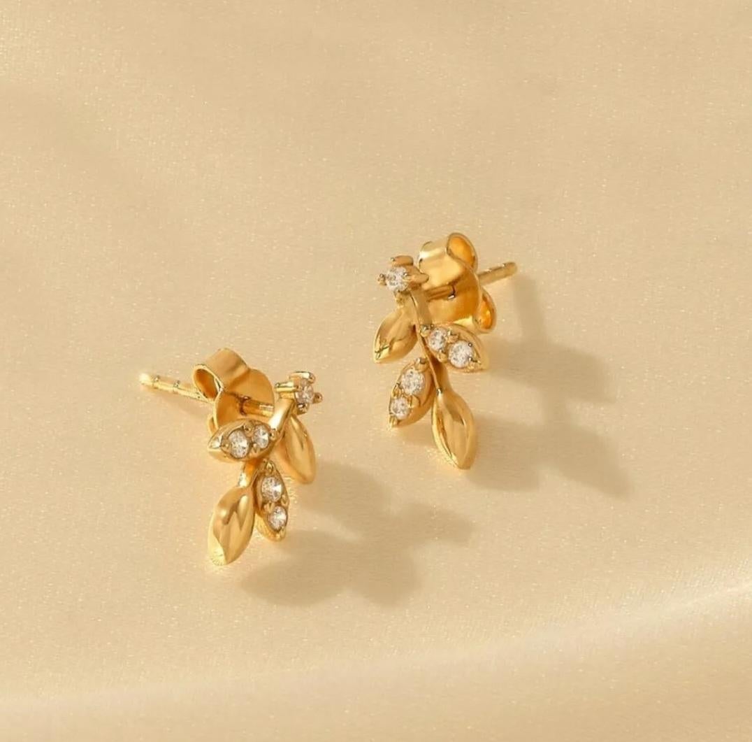 Orecchini a foglia in oro massiccio 14K Orecchini a perno con diamante 1 paio. in vendita 2