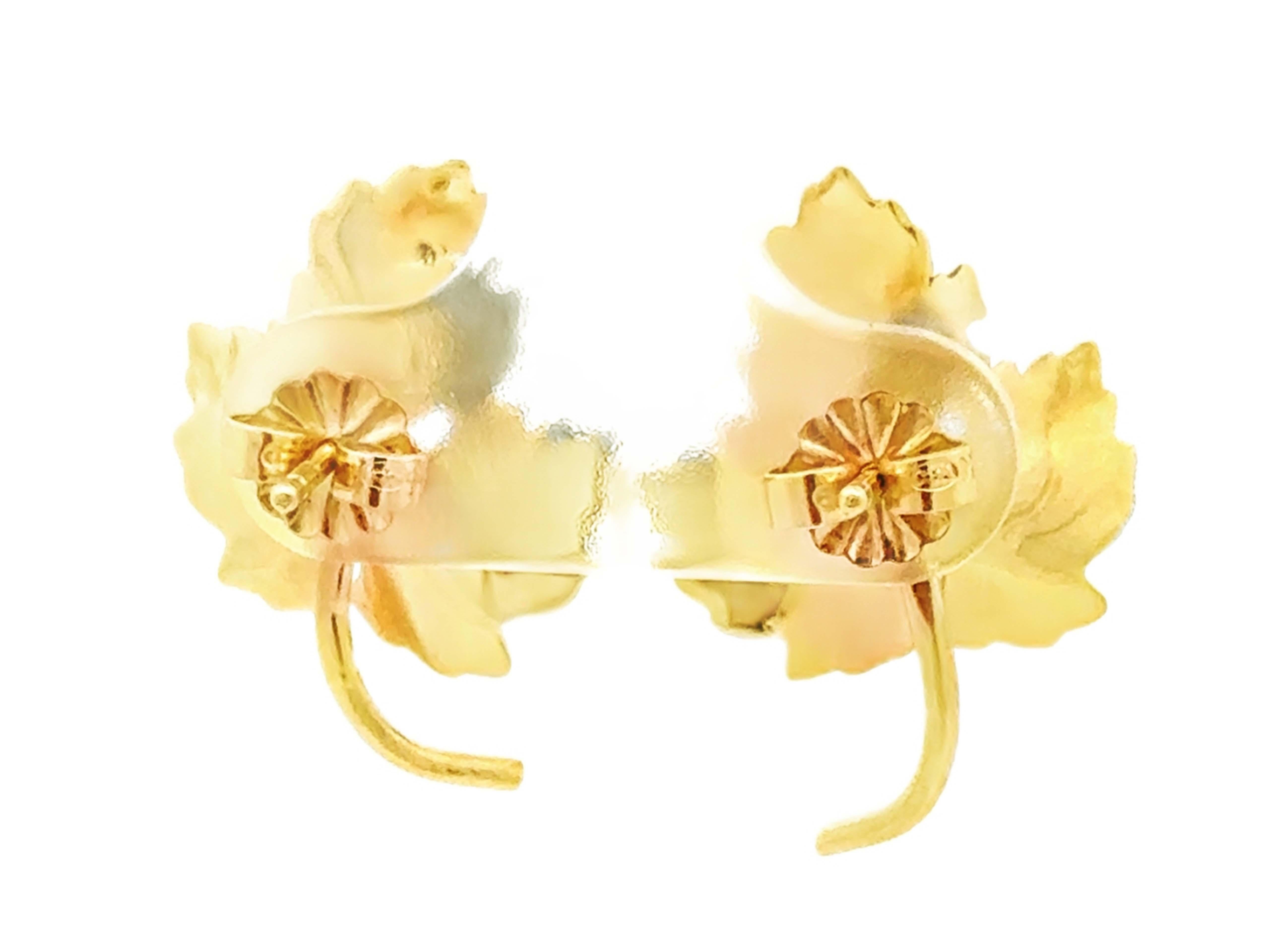 Leaf Earrings Emerald Center 14k Yellow Gold For Sale 1