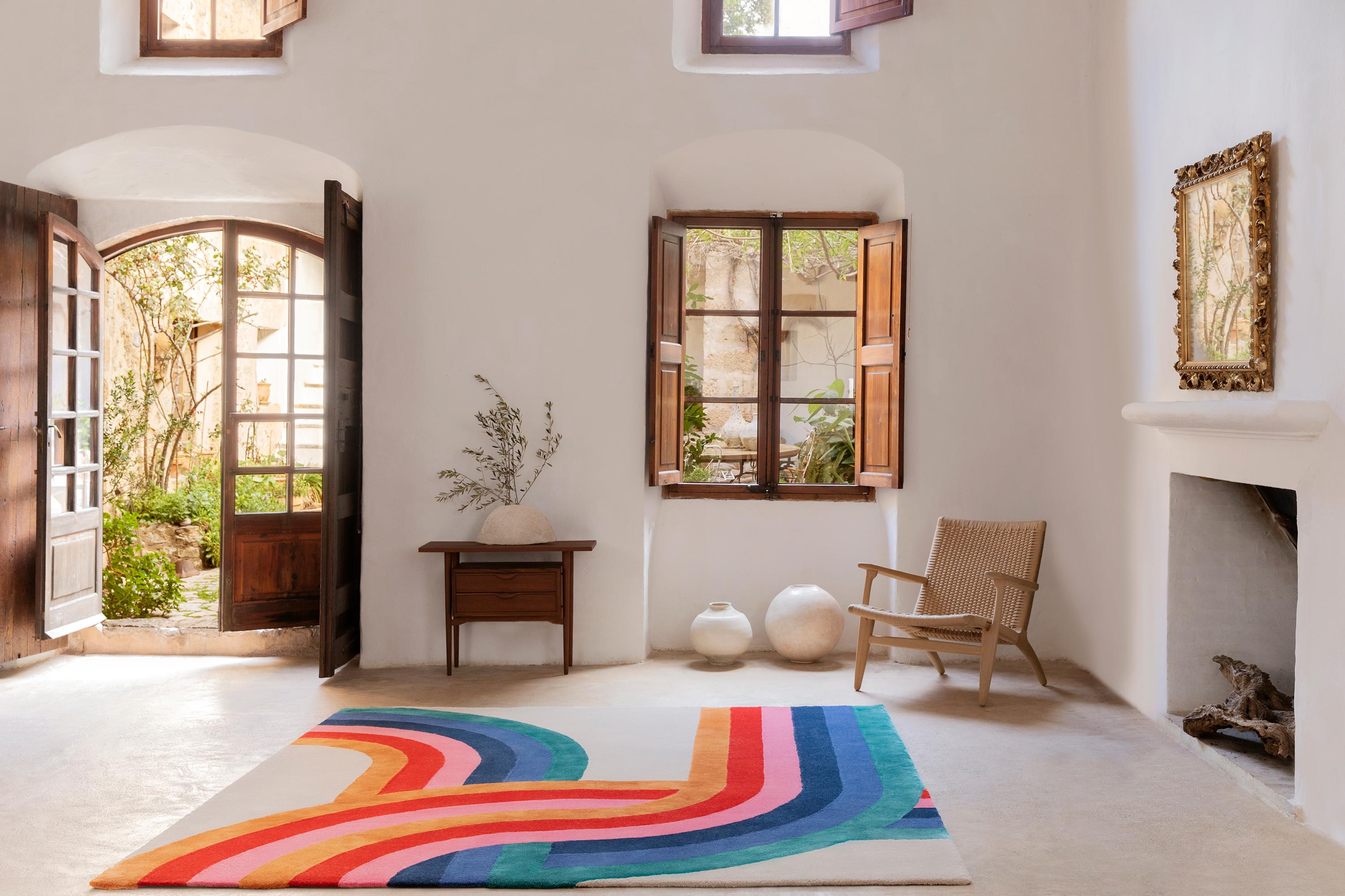 Die Teppichkollektion Espressionismo Floreale ist aus einer luxuriösen Mischung aus neuseeländischer Wolle und veganer Seide gewebt. Die Teppiche werden in Los Angeles entworfen und in Portugal in der Handtufting-Technik von Laura Niubó