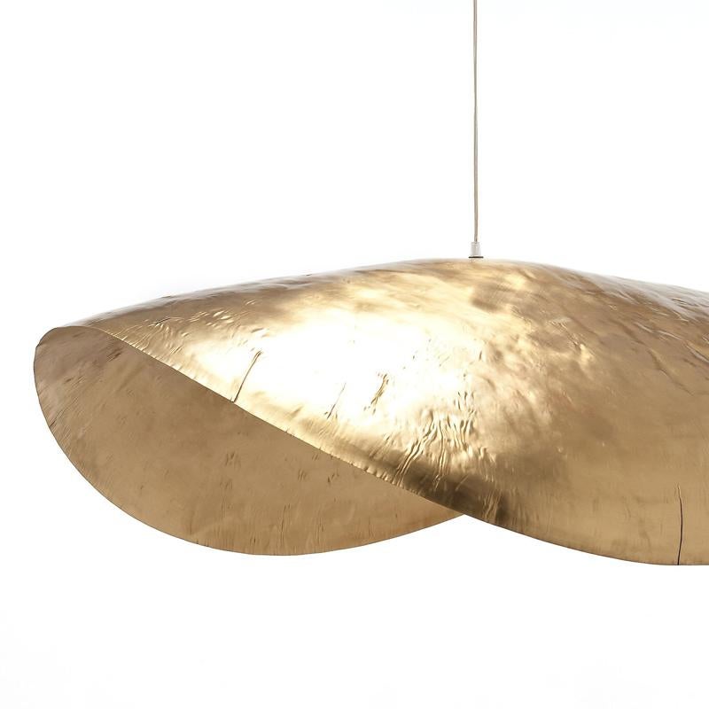 Suspension leaf gold large all in matte
solid brass. Flexible piece. 1 bulb, lamp holder
type E27, max 18 watt. 220 voltage.
Measures: L 120 x D 65 x H 42cm. Electric cable in 250cm and
steel cable in 200cm. Price: 1590,00€.