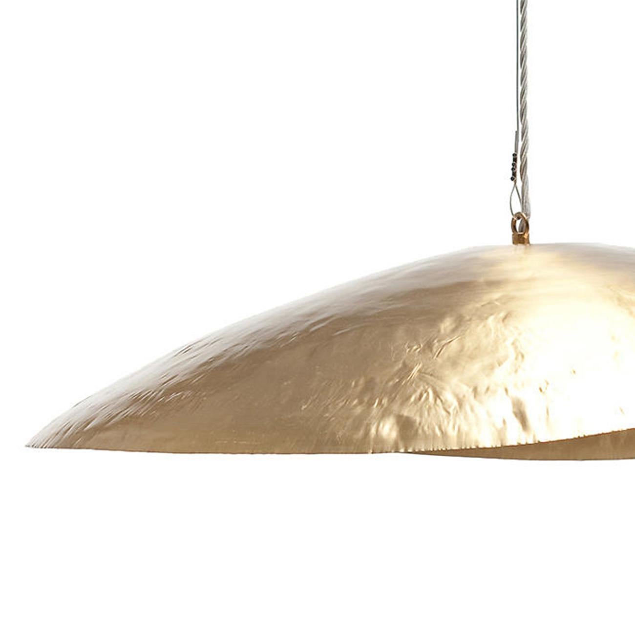 Suspension leaf gold medium all in matte
laiton massif. 1 ampoule, support de lampe
type E27, max 18 Watt. Tension 220.
Mesures : L 80 x P 70 x H 18cm. Câble électrique en 250cm et
câble en acier en 200cm. Prix : 950,00€.