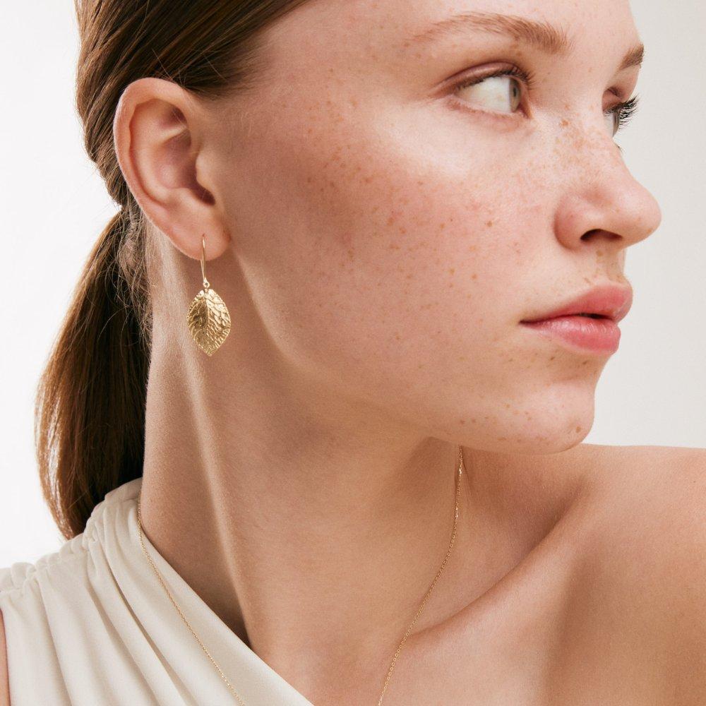 Leaf Hammered Earrings in 14K Solid Yellow Gold In New Condition For Sale In New York, NY