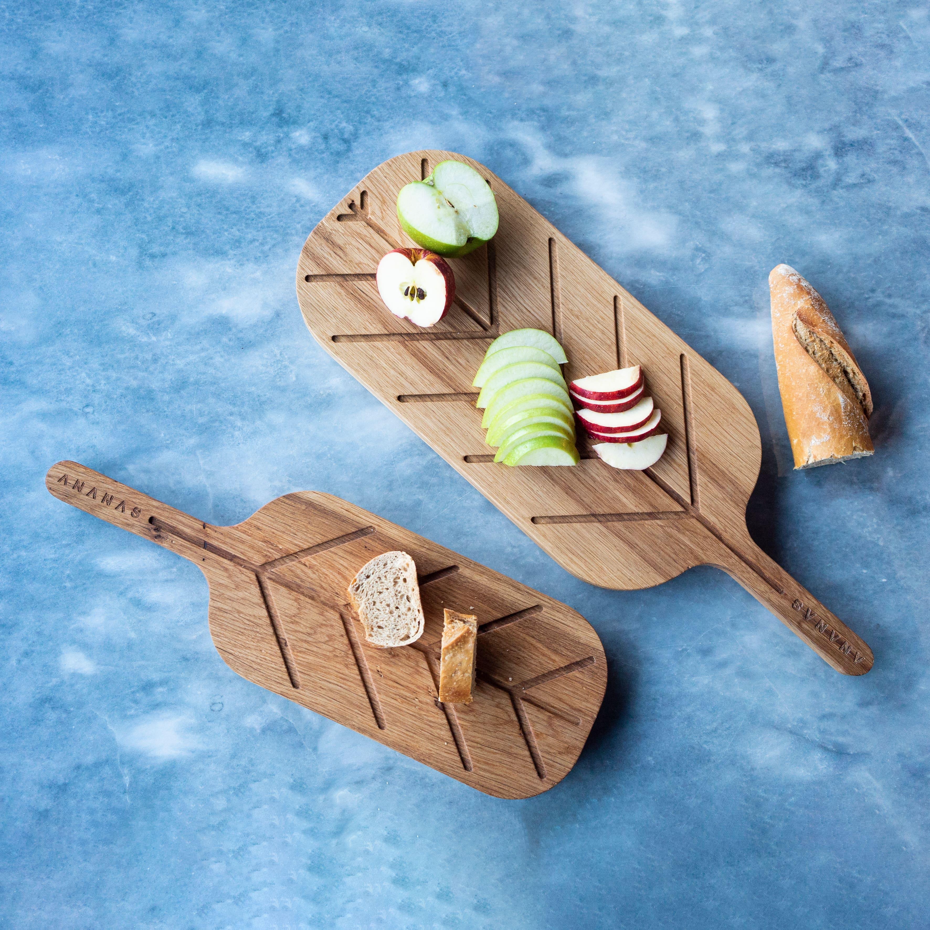 La foglia è progettata per il servizio e la presentazione. È prodotto in Oak massiccio. Raccoglie i succhi del cibo nei canali in superficie. È ideale per presentazioni di pesce, formaggio e carne. Ogni albero è diverso per modello, struttura,