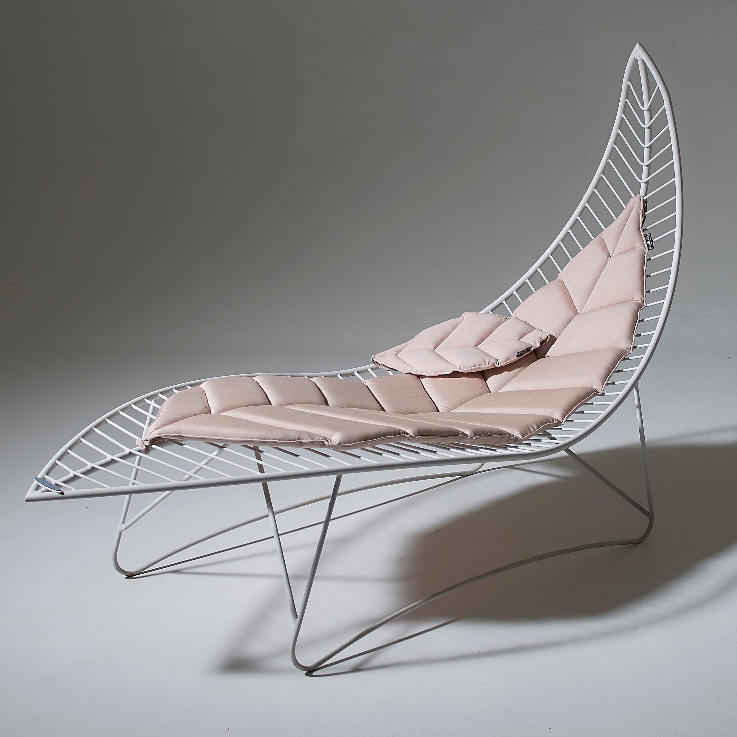 Organic Modern Leaf Hanging Swing Chair Modern Steel In/Outdoor 21st Century Base Legs White