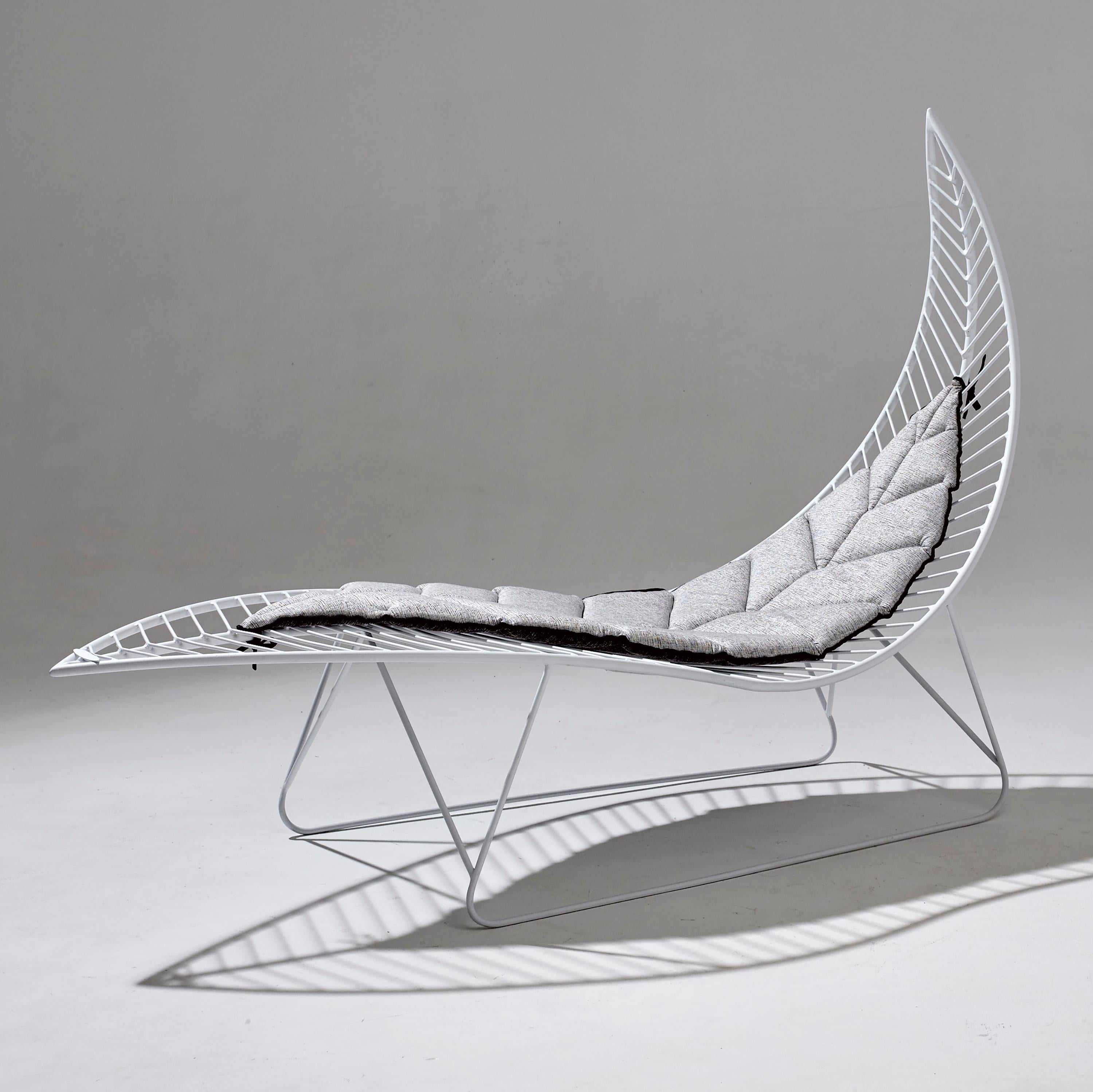Contemporary Leaf Hanging Swing Chair Modern Steel In/Outdoor 21st Century Base Legs White