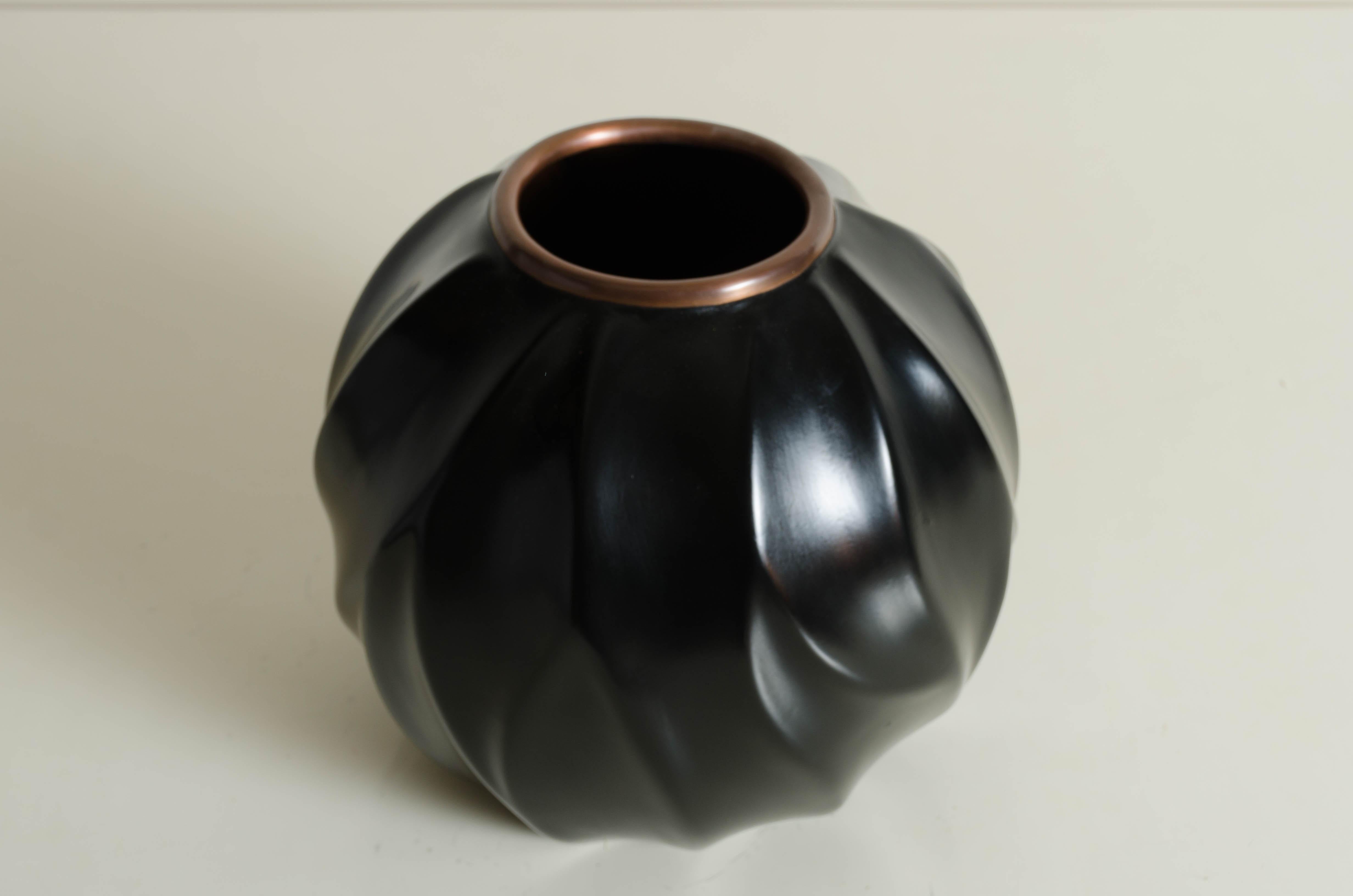 Leaf jar with copper rim
Black lacquer (60 coats)
Copper base
Hand repousse
Limited edition

Lacquer is a laborious and time-consuming process. After it is tapped from the
trees, lacquer needs to be boiled and strained to rid of impurities