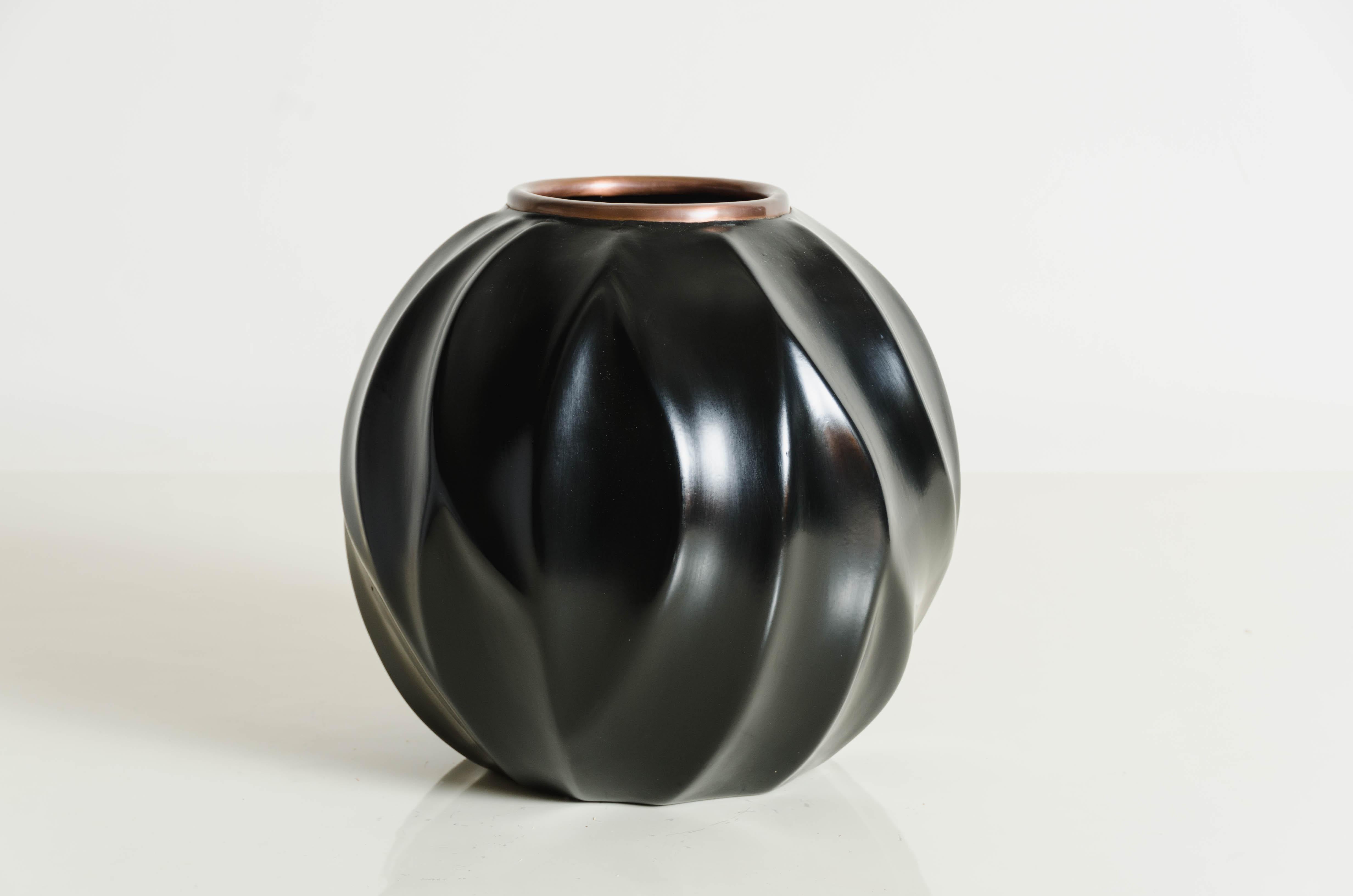 Chinese Leaf Jar with Copper Rim in Black Lacquer by Robert Kuo, Limited Edition For Sale