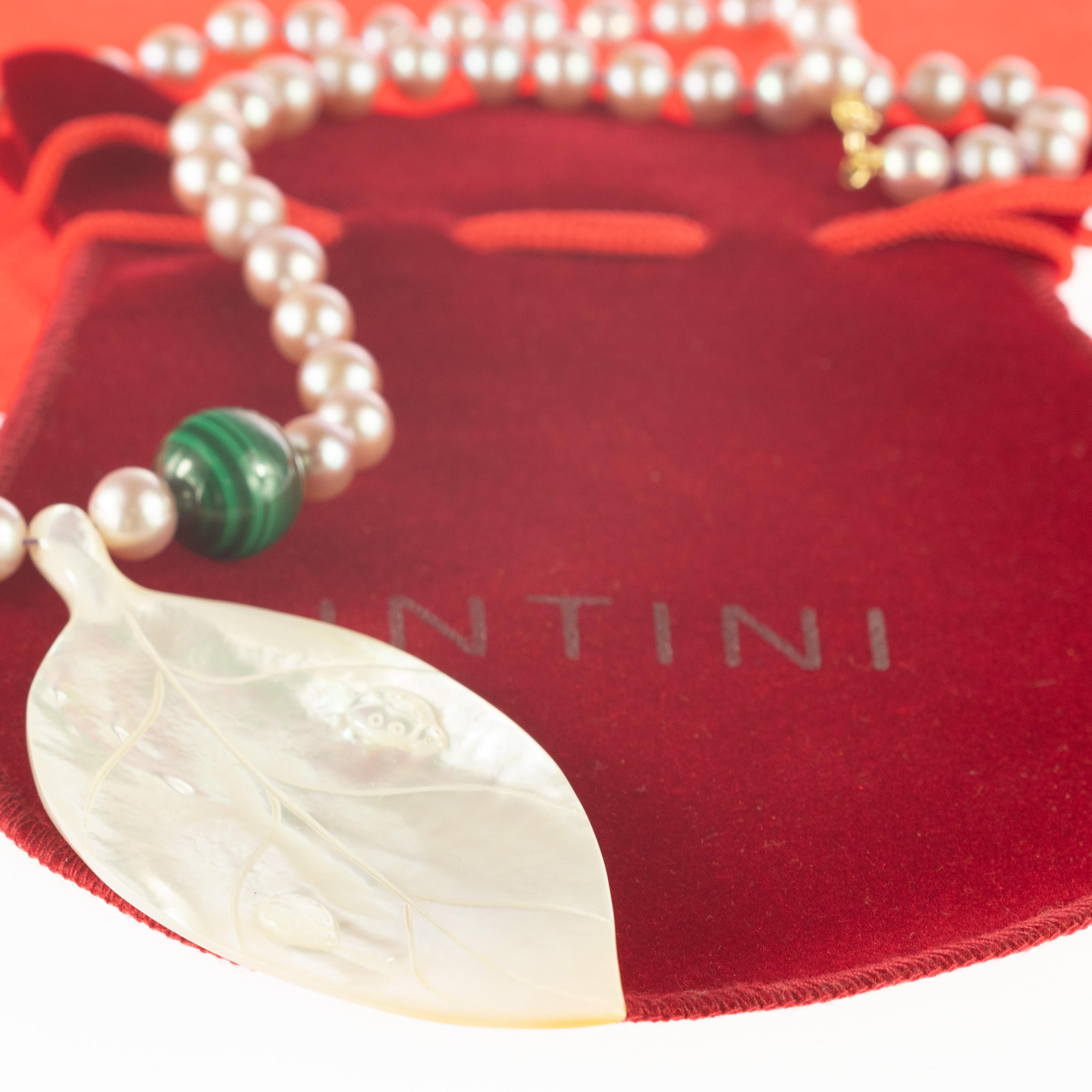 First class natural freshwater pink pearls with an elegant closure in 14k white gold. An iconic collier for an elegant outfit. A timeless carved and tribal design a natural mother pearl leaf adorned with round malachite spheres. Top quality