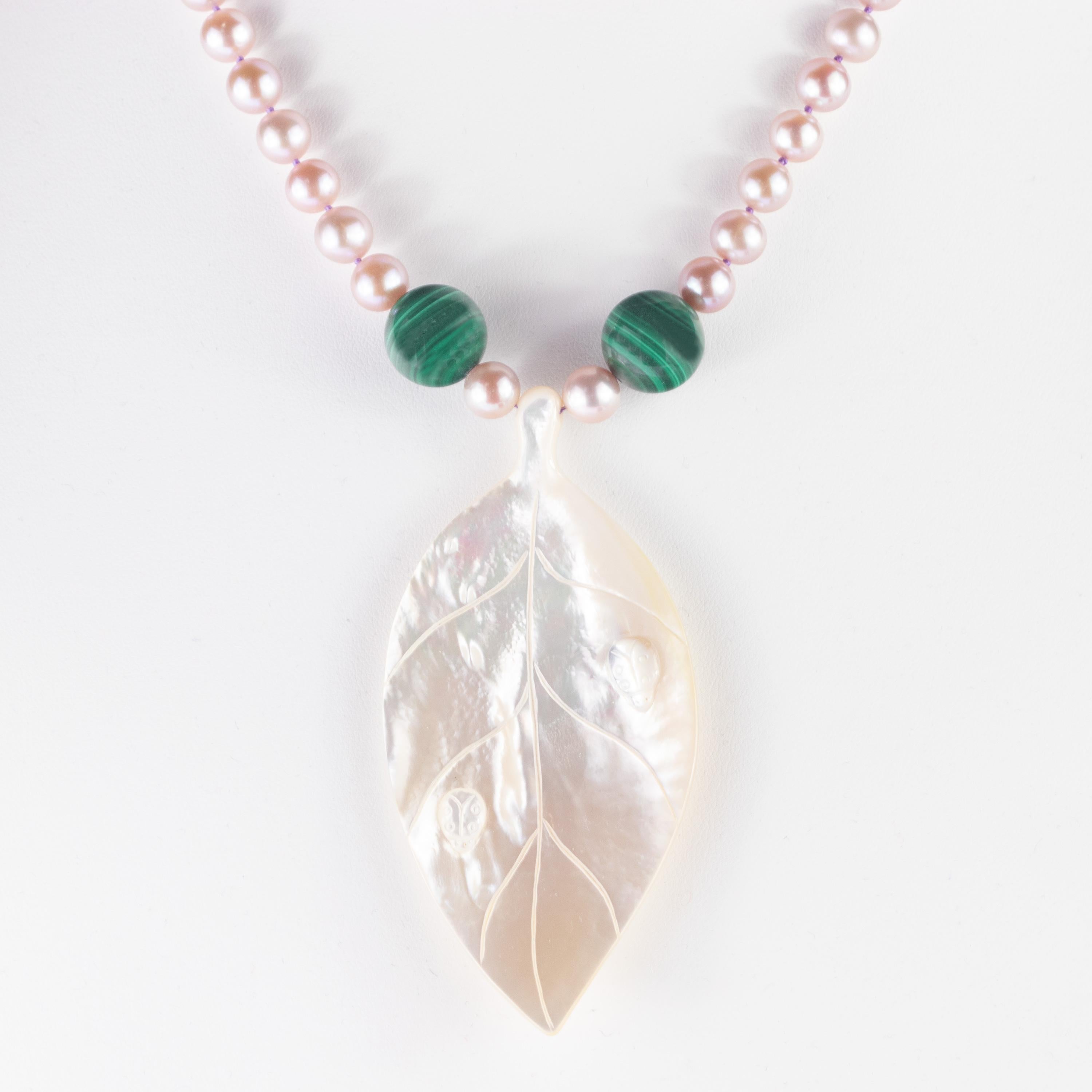 Leaf Mother of Pearl Malachite Pearl 14 Karat Yellow Gold Tribal Carved Necklace In New Condition For Sale In Milano, IT