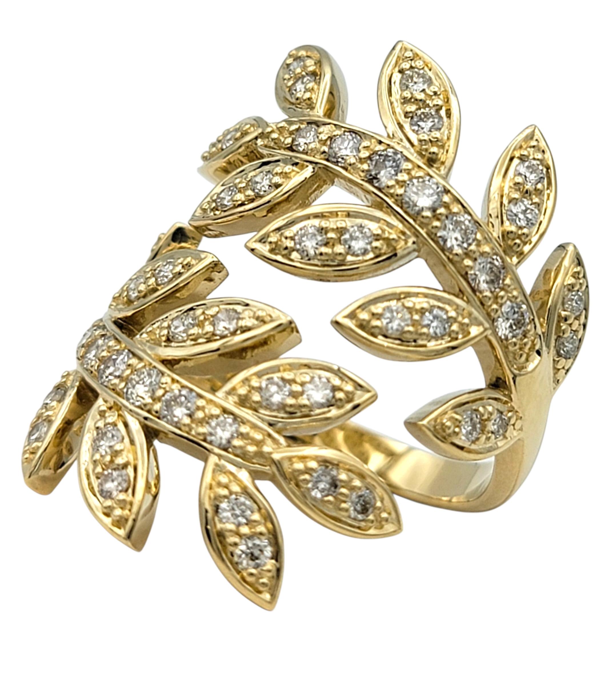 Taille de l'anneau : 6.75

Cette bague en diamant enchanteresse est conçue avec un motif de feuilles inspiré de la nature, capturant l'élégance avec une touche de beauté organique. Chaque feuille est délicatement rehaussée de diamants ronds de