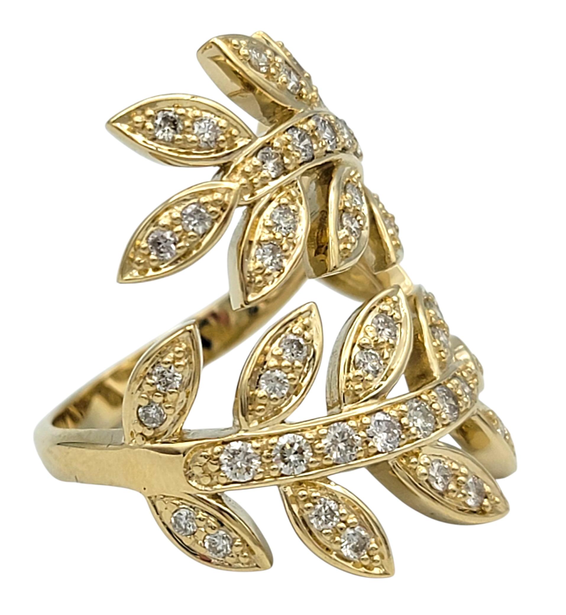 Contemporain Bague à large bande en or jaune 14 carats avec motif de feuilles et diamants en vente