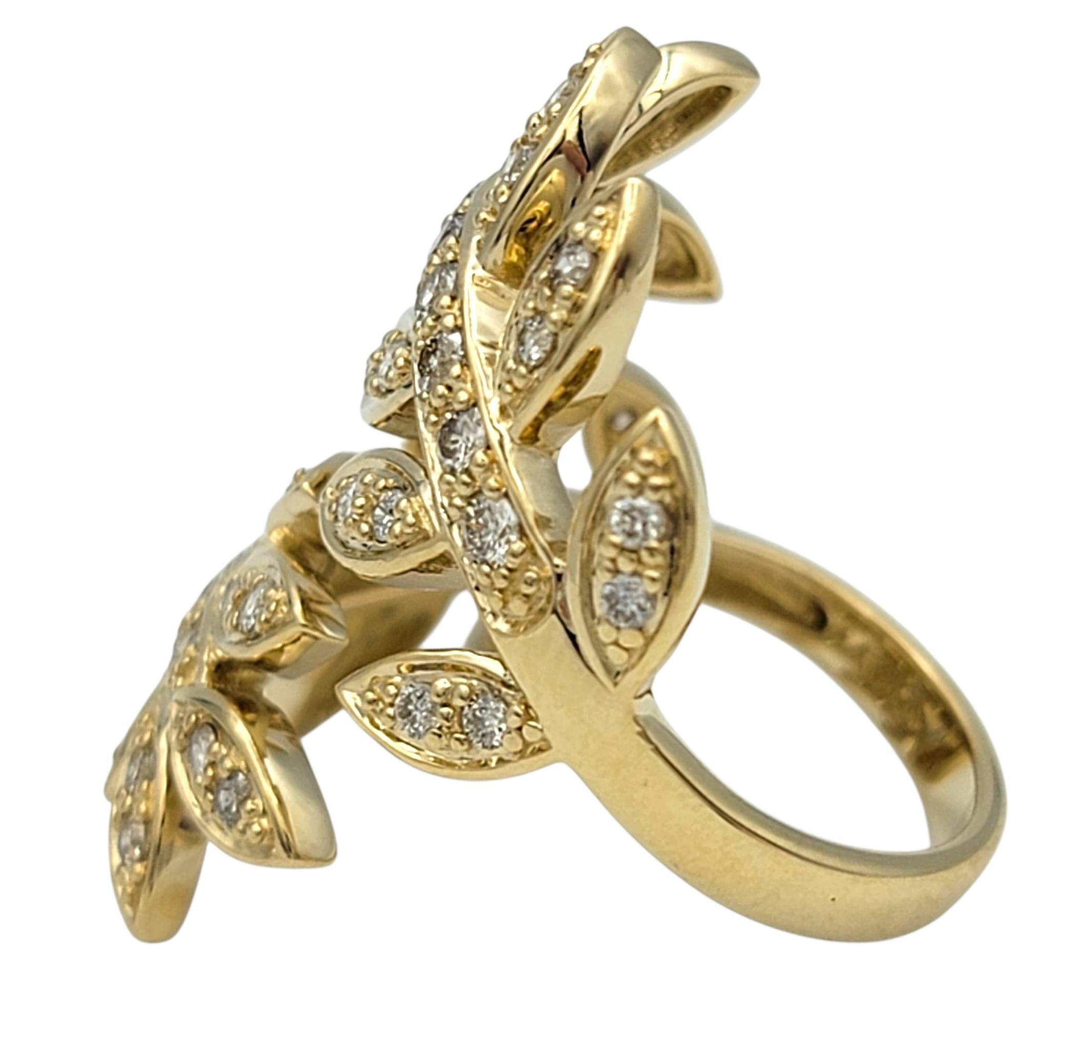 Taille ronde Bague à large bande en or jaune 14 carats avec motif de feuilles et diamants en vente