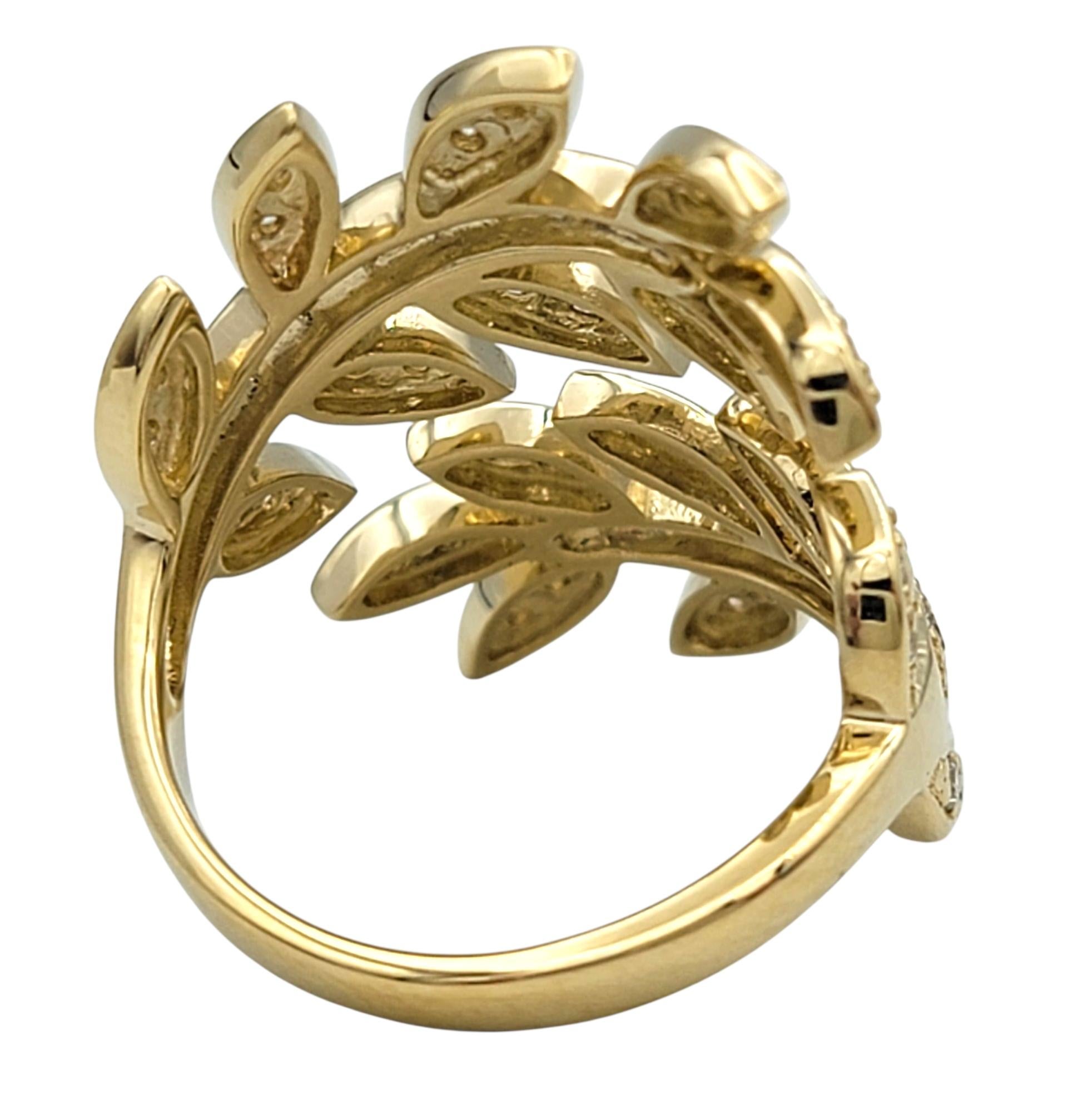 Bague à large bande en or jaune 14 carats avec motif de feuilles et diamants Pour femmes en vente