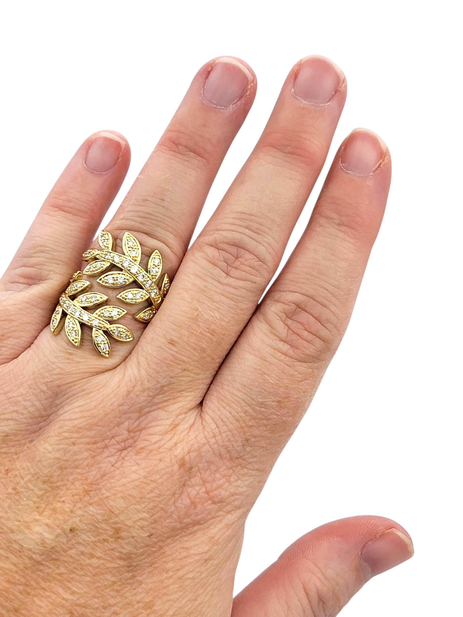 Bague à large bande en or jaune 14 carats avec motif de feuilles et diamants en vente 2